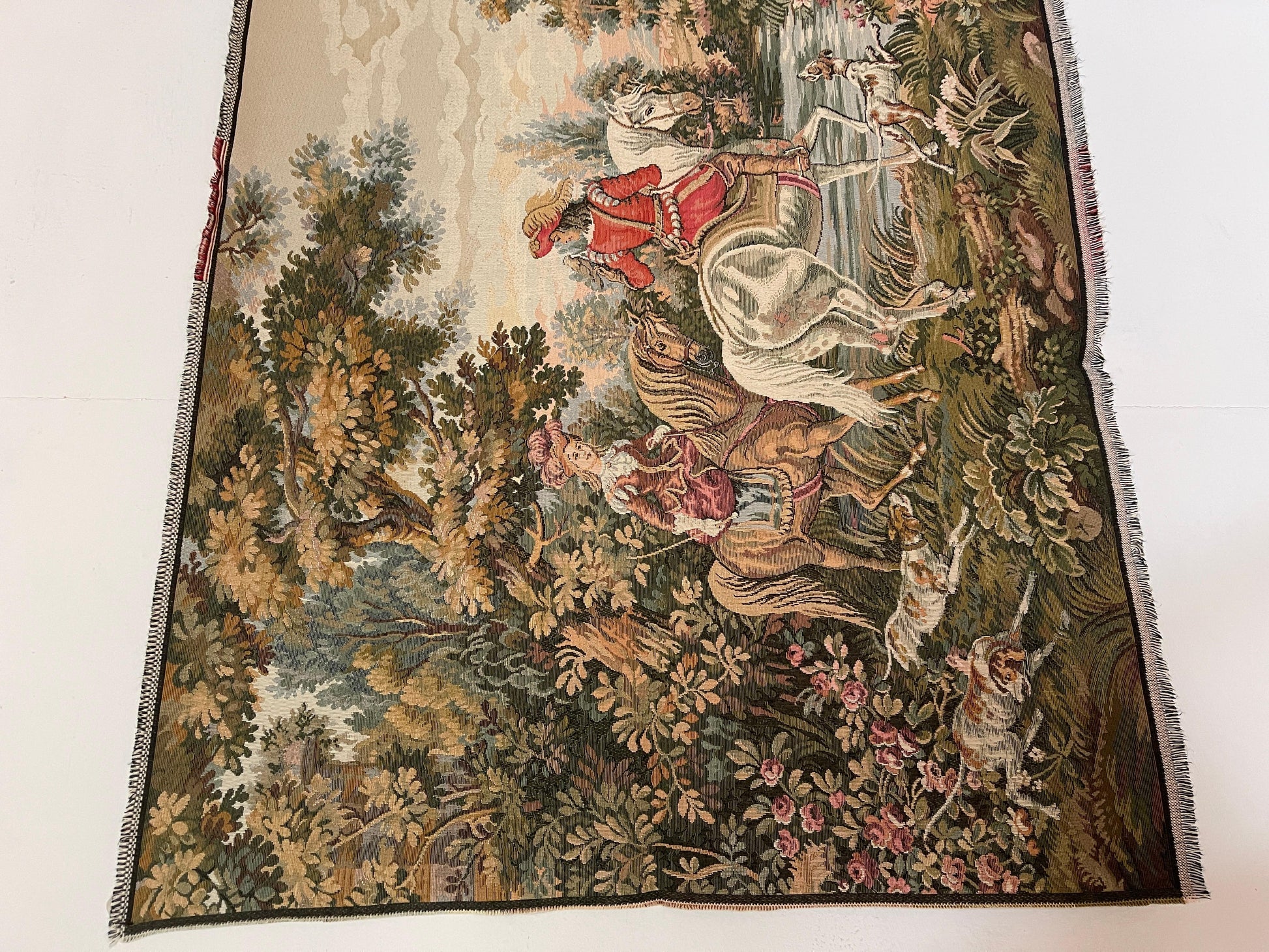 Arazzo rettangolare francese raffigurante una cavalleria d'epoca degli anni '90.