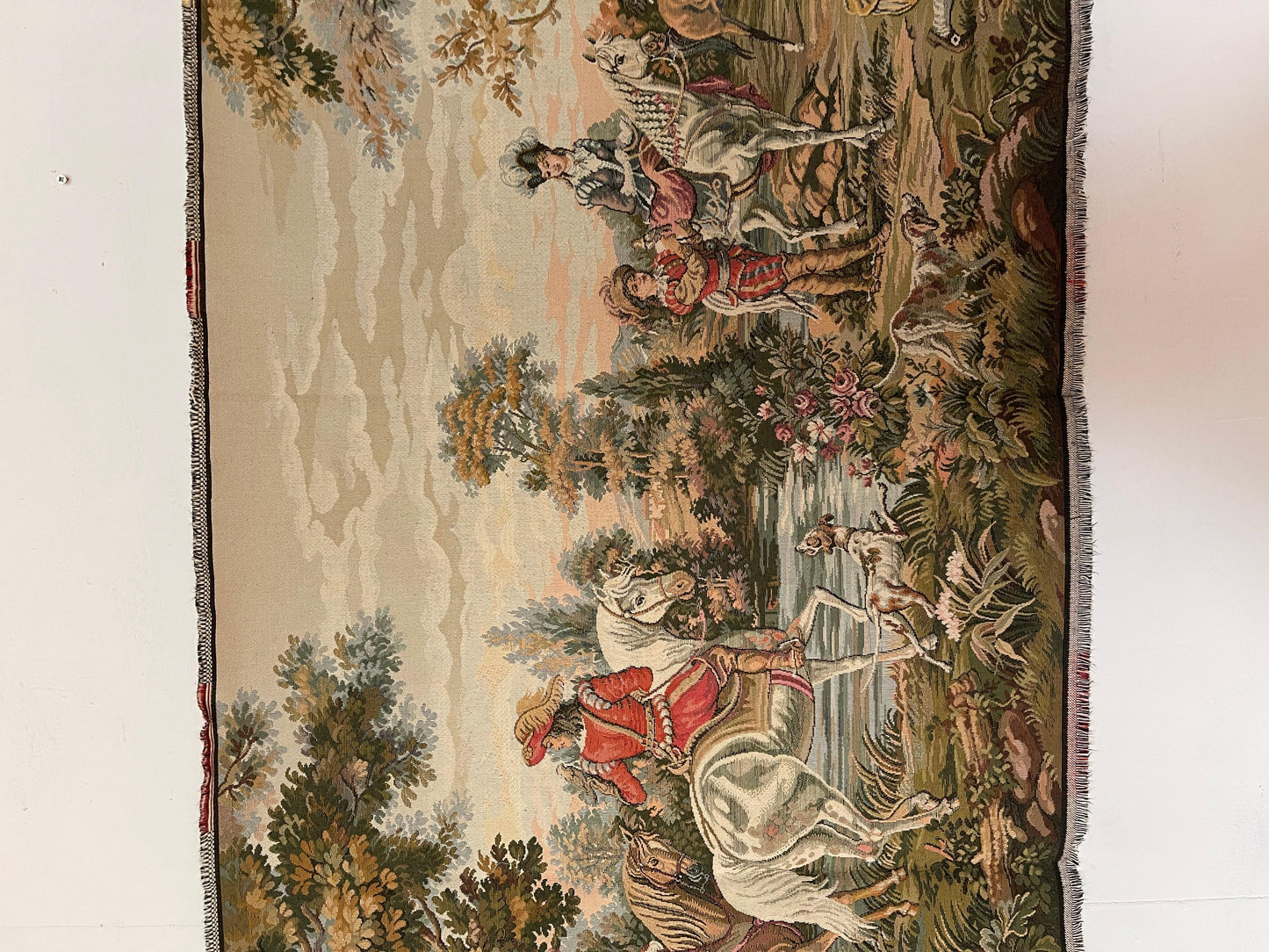 Arazzo rettangolare francese raffigurante una cavalleria d'epoca degli anni '90.