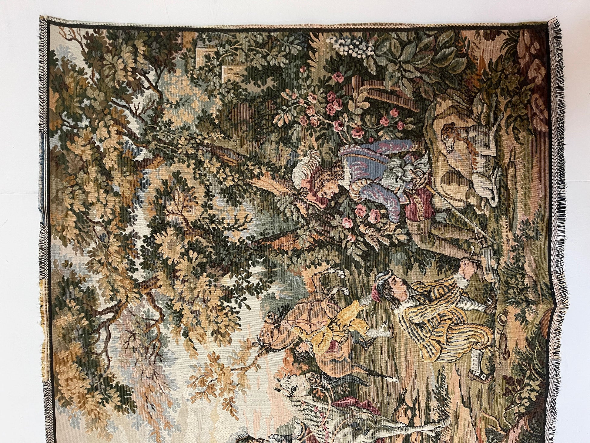 Arazzo rettangolare francese raffigurante una cavalleria d'epoca degli anni '90.