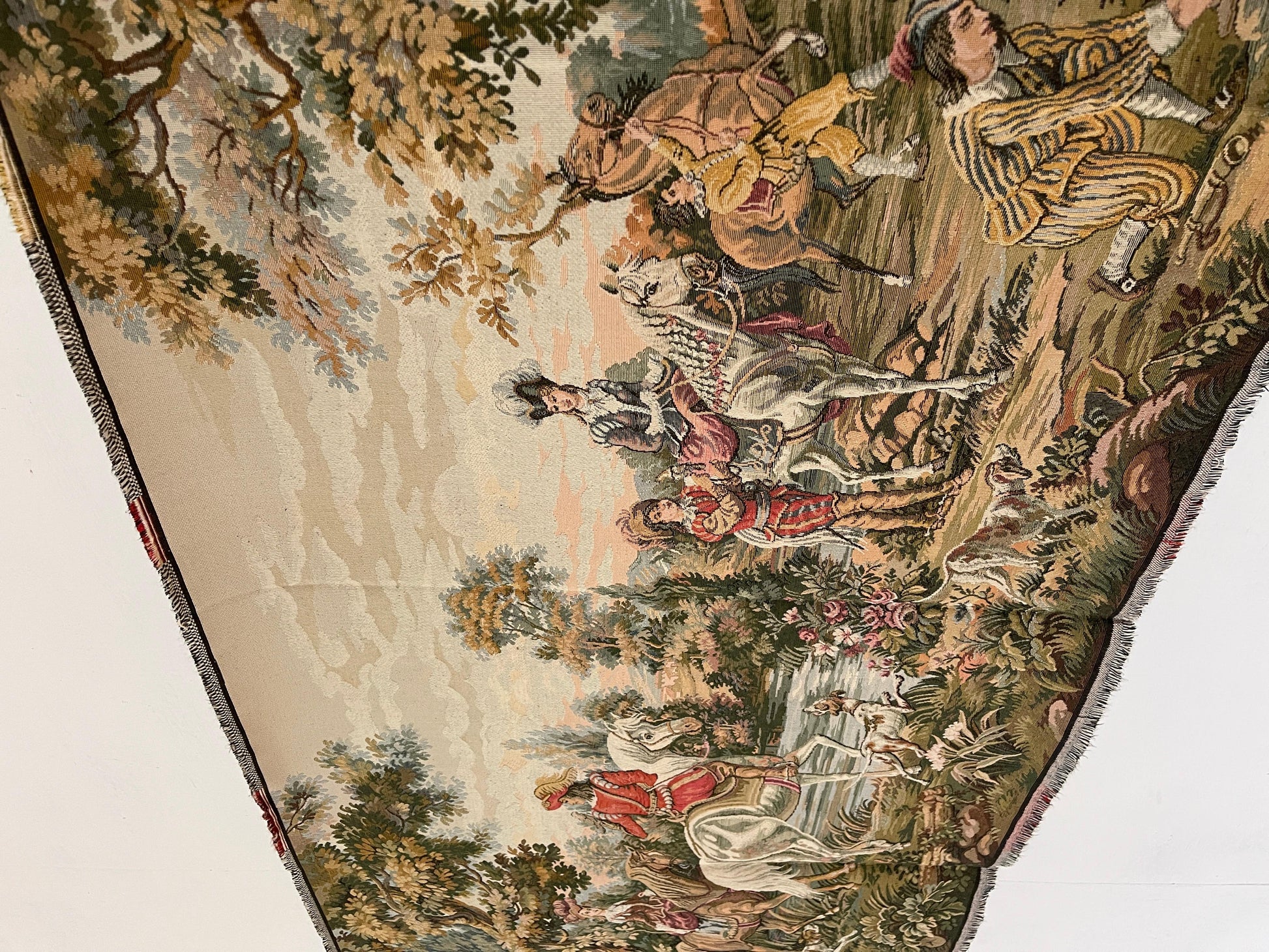 Arazzo rettangolare francese raffigurante una cavalleria d'epoca degli anni '90.