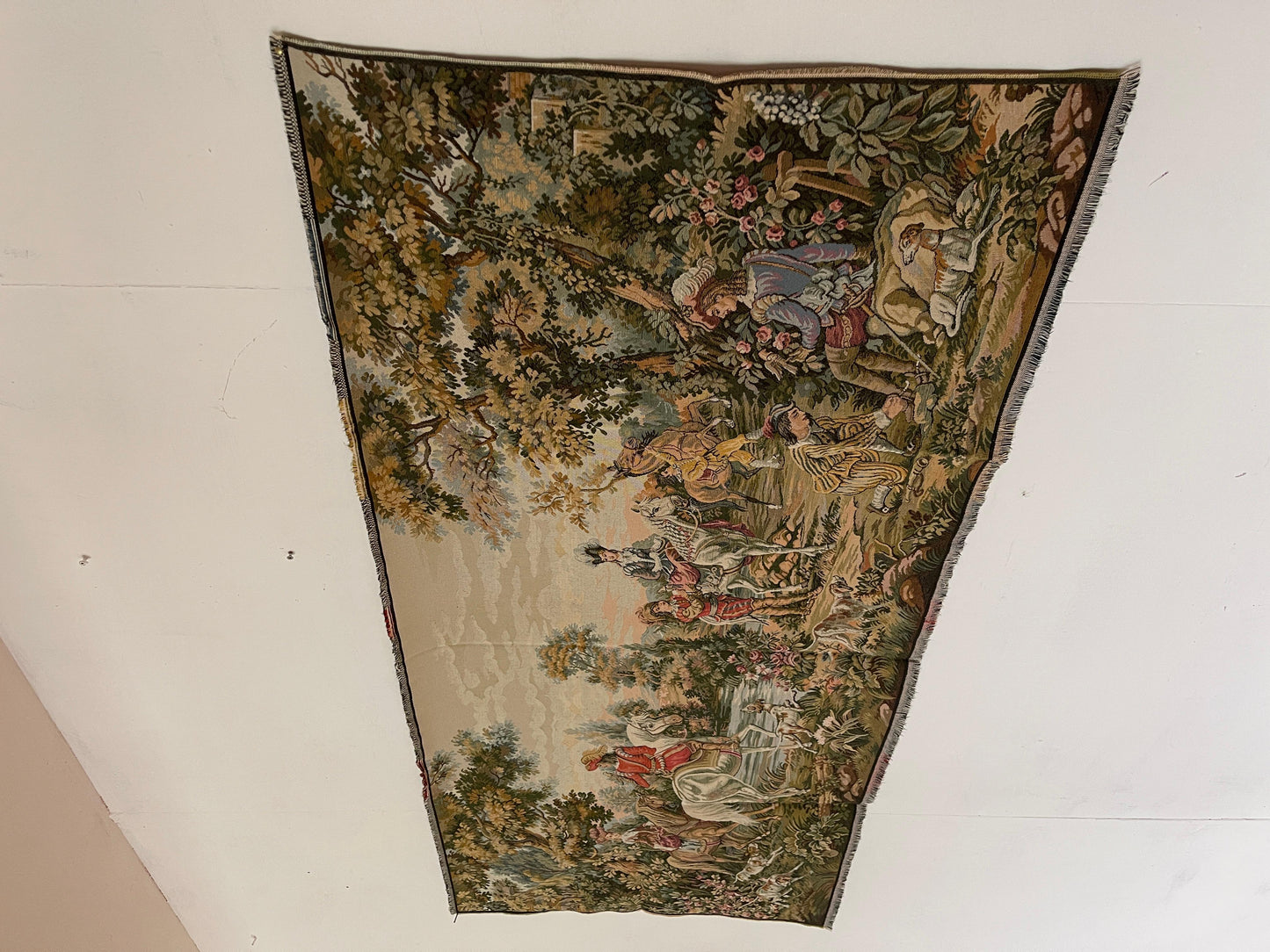 Arazzo rettangolare francese raffigurante una cavalleria d'epoca degli anni '90.