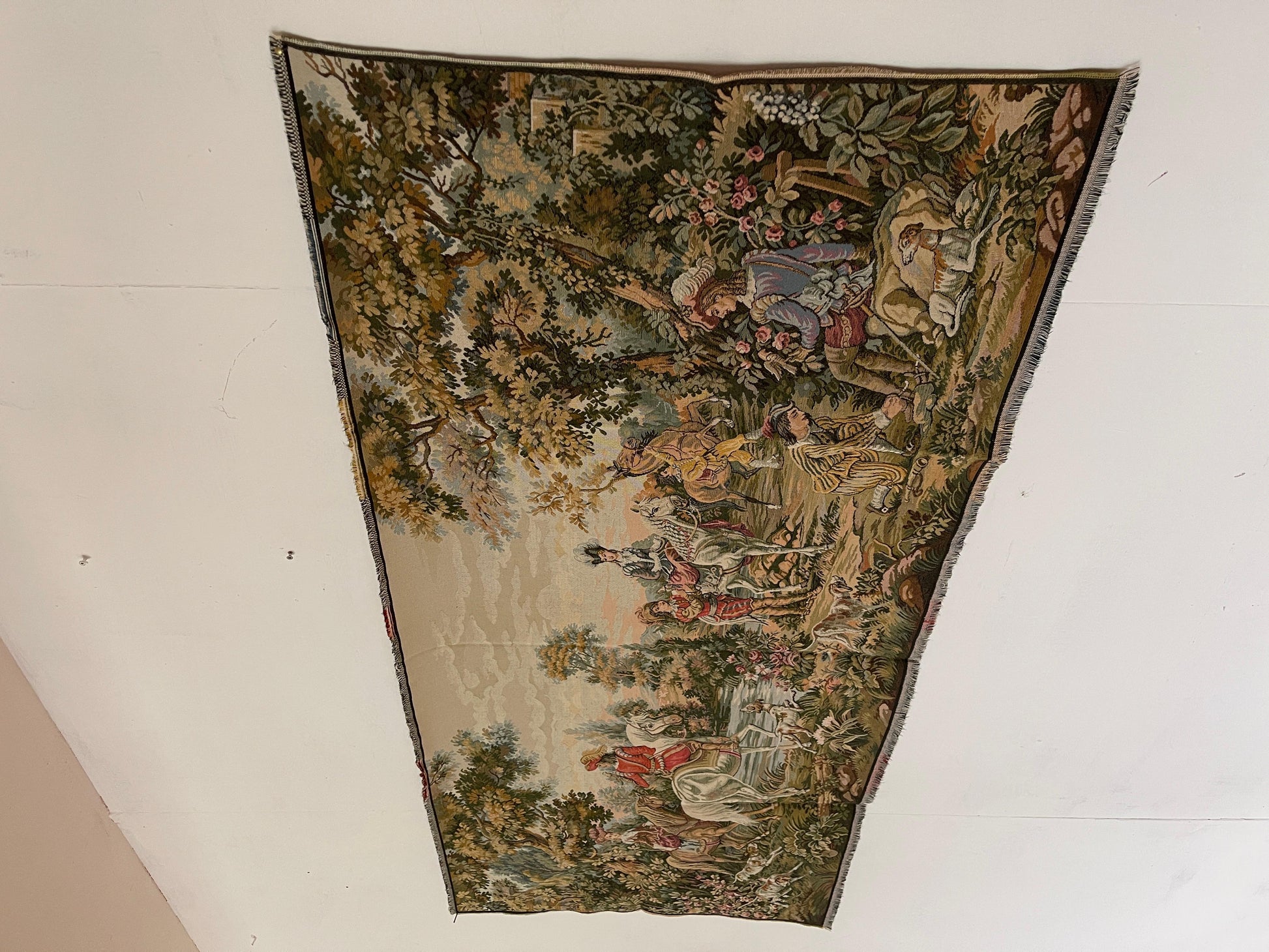 Arazzo rettangolare francese raffigurante una cavalleria d'epoca degli anni '90.