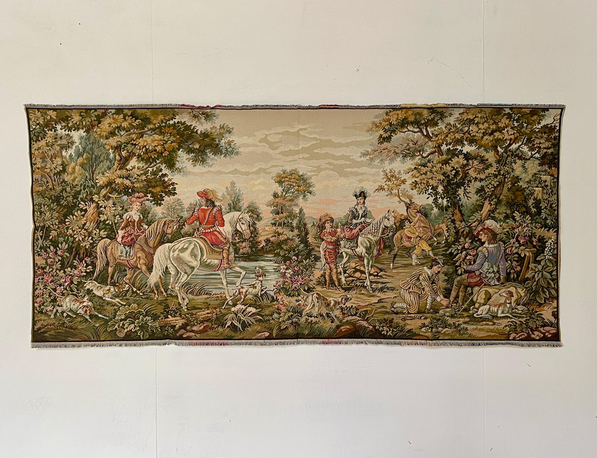 Arazzo rettangolare francese raffigurante una cavalleria d'epoca degli anni '90.