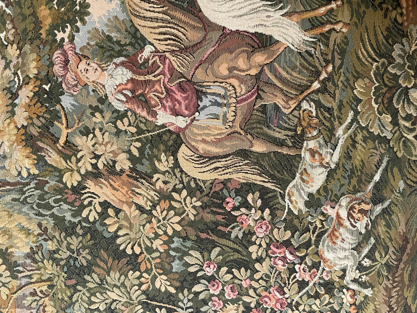 Arazzo rettangolare francese raffigurante una cavalleria d'epoca degli anni '90.