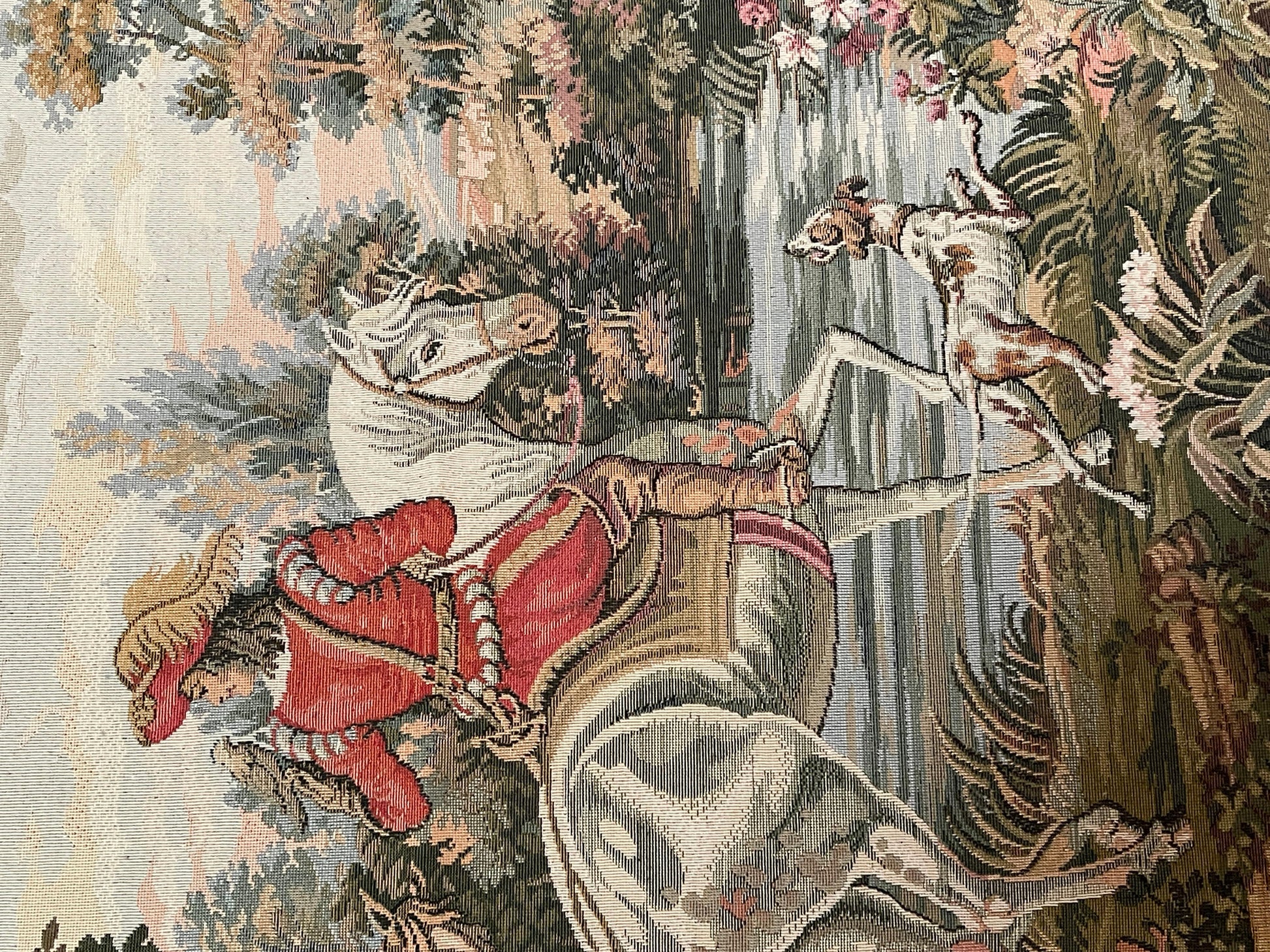 Arazzo rettangolare francese raffigurante una cavalleria d'epoca degli anni '90.