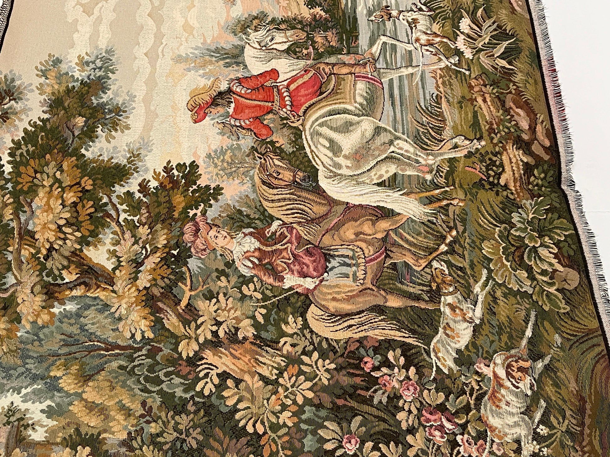 Arazzo rettangolare francese raffigurante una cavalleria d'epoca degli anni '90.