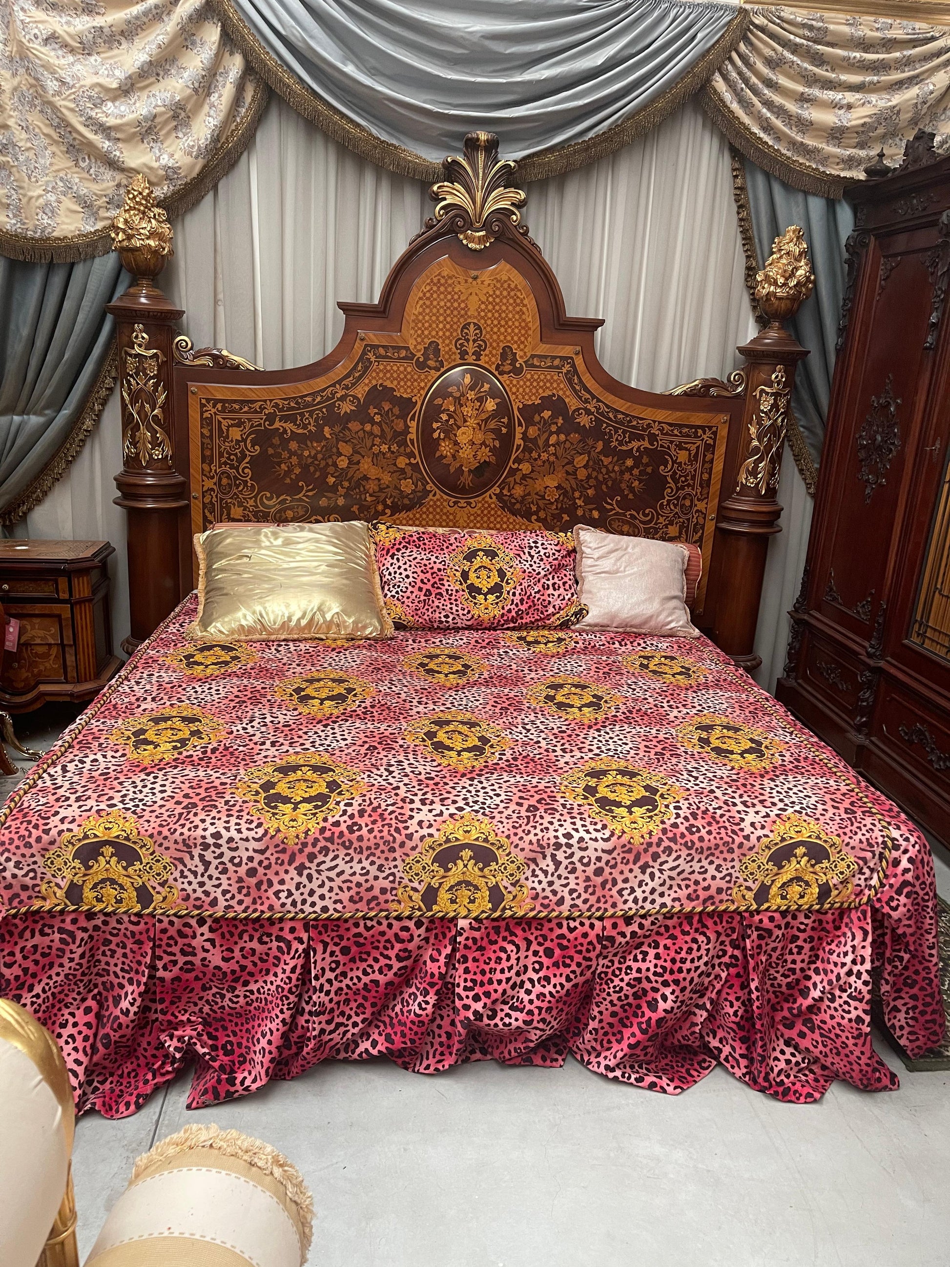 Grande Letto francese in legno intarsiato in stile Luigi XV anni 70