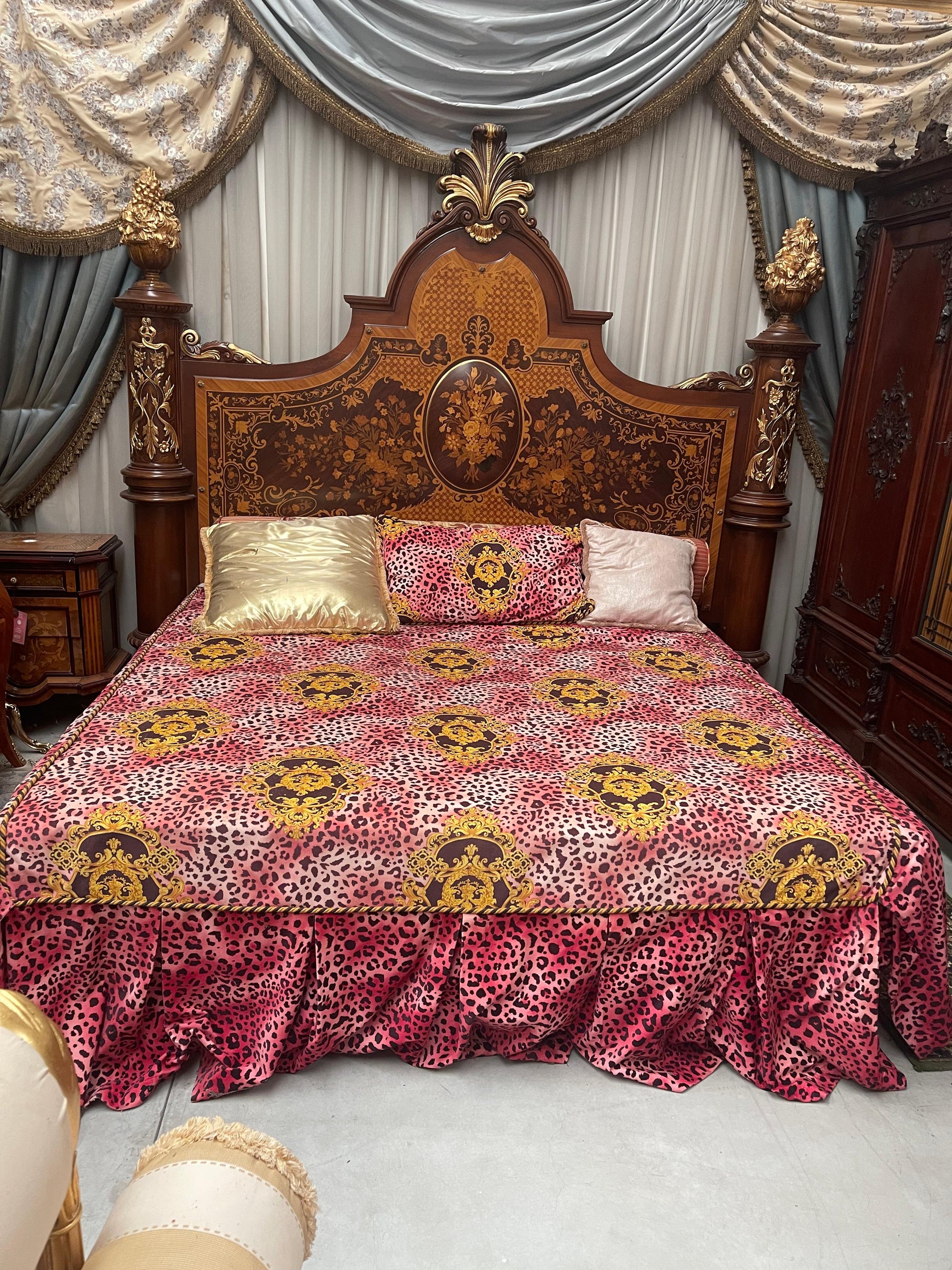 Grande Letto francese in legno intarsiato in stile Luigi XV anni 70