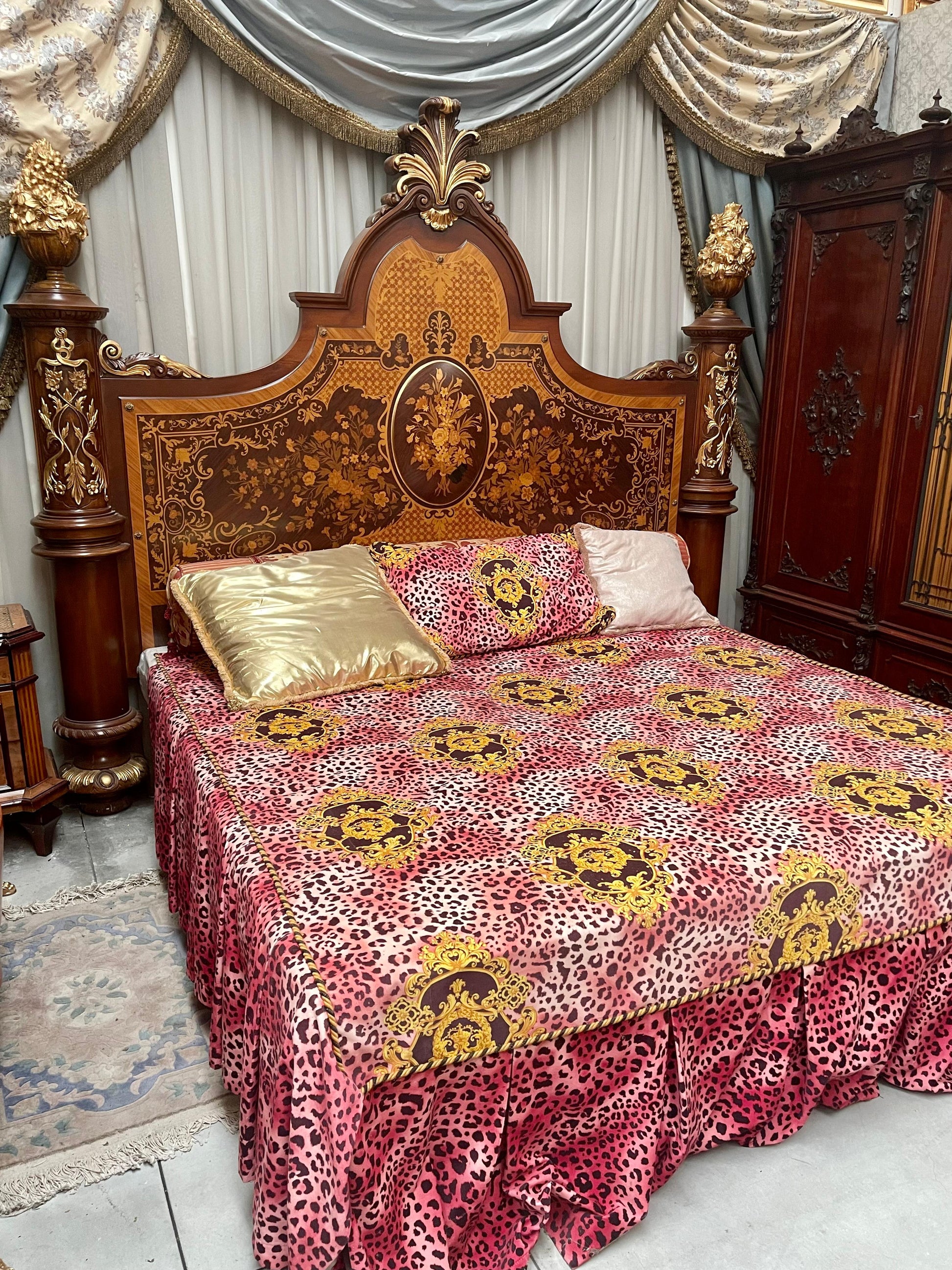 Grande Letto francese in legno intarsiato in stile Luigi XV anni 70