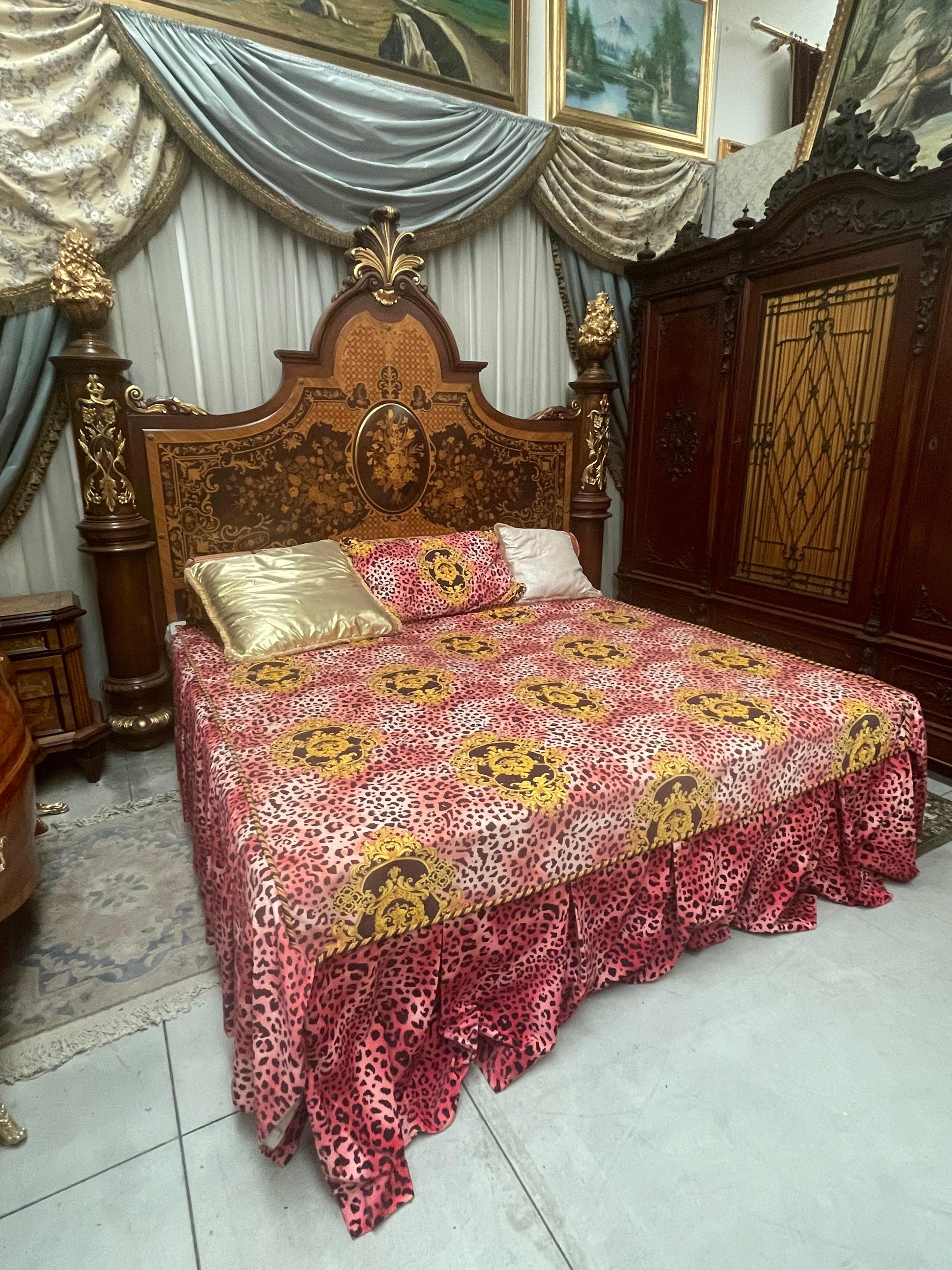 Grande Letto francese in legno intarsiato in stile Luigi XV anni 70