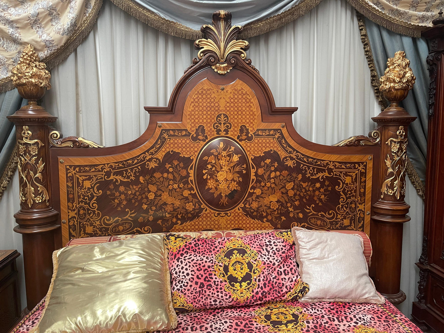 Grande Letto francese in legno intarsiato in stile Luigi XV anni 70