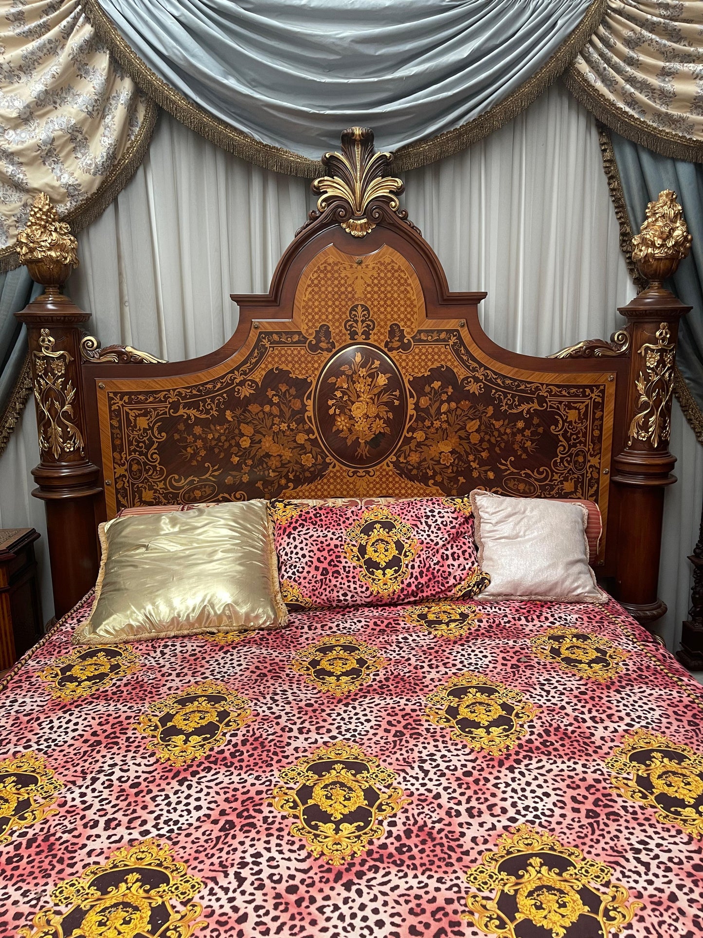 Grande Letto francese in legno intarsiato in stile Luigi XV anni 70