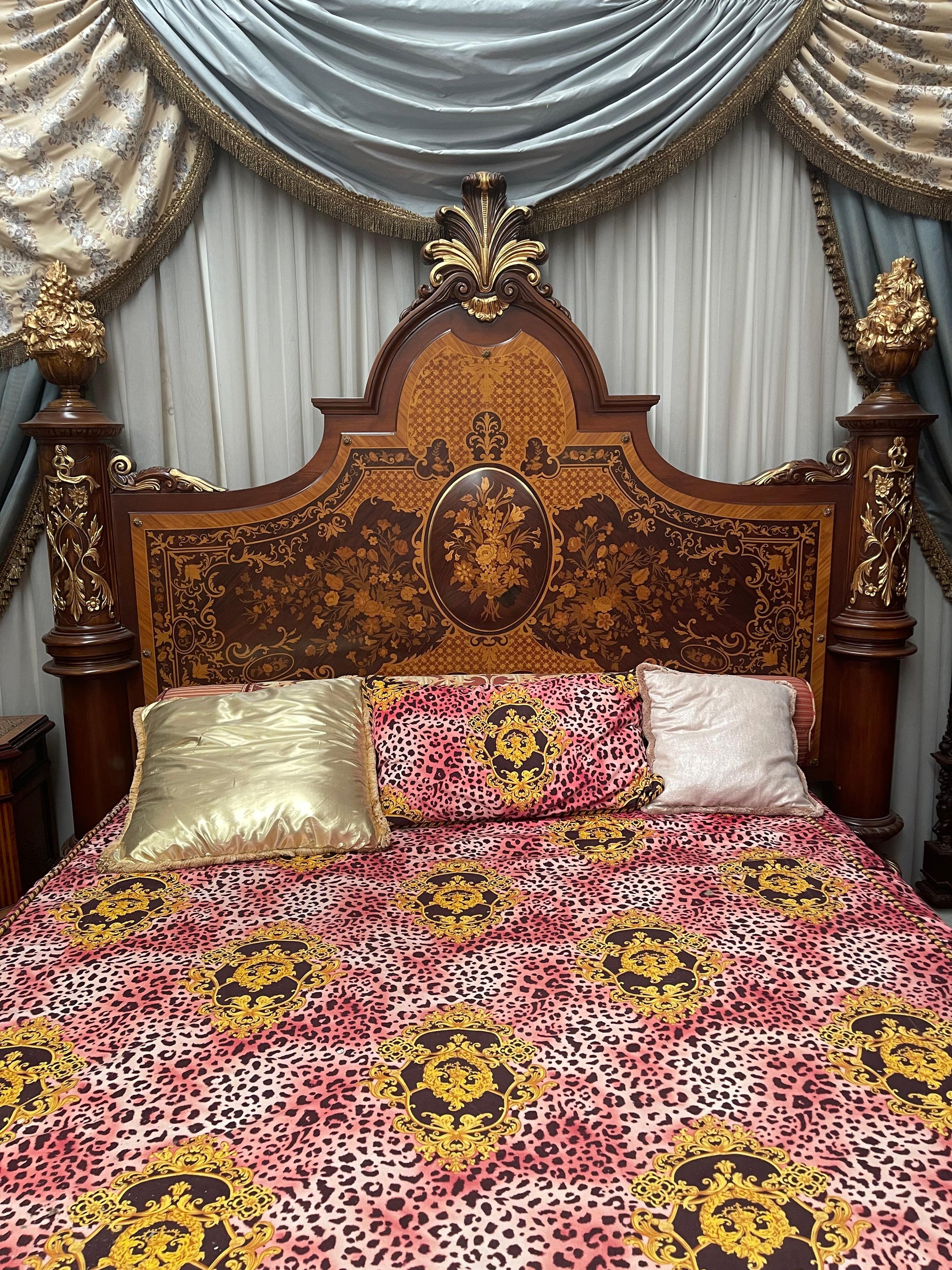 Grande Letto francese in legno intarsiato in stile Luigi XV anni 70