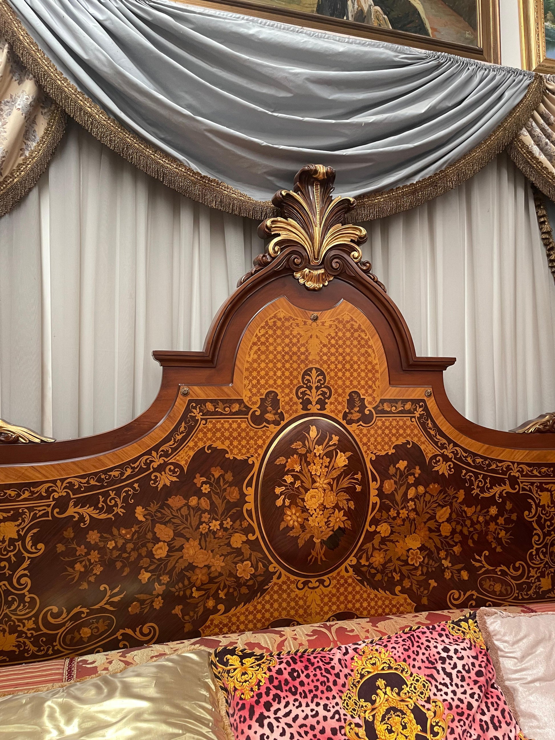 Grande Letto francese in legno intarsiato in stile Luigi XV anni 70