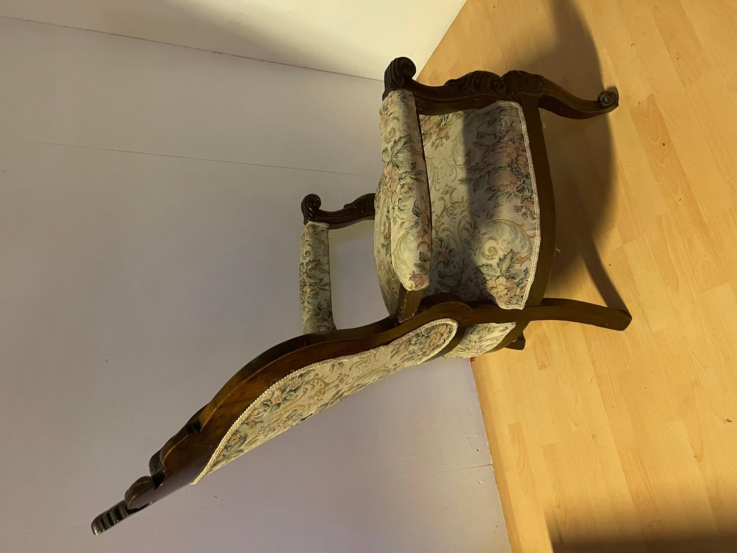 Poltrona antica in stile barocchetto, Luigi Filippo con tessuto floreali anni 20