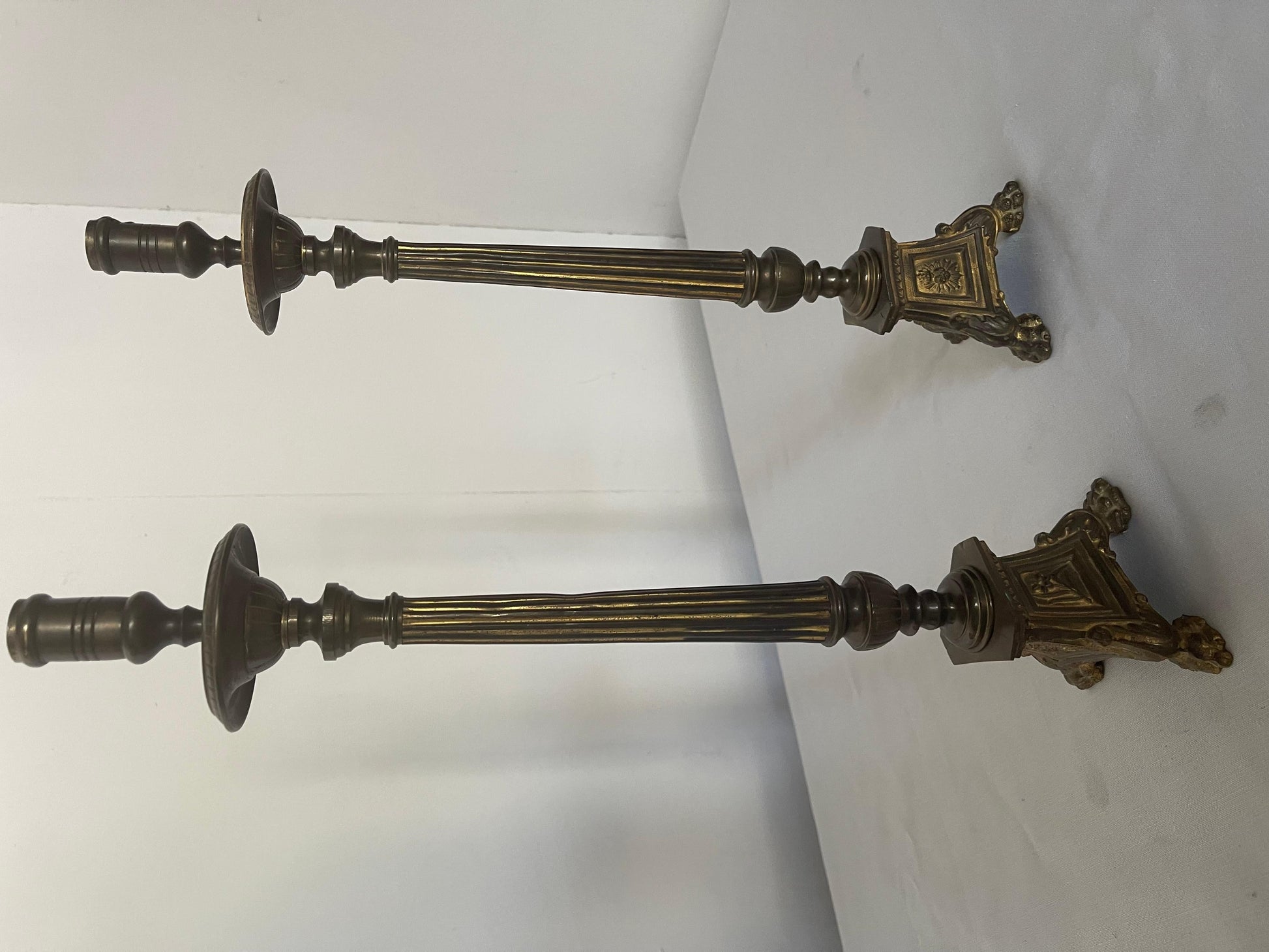 Coppia di candelieri italiani in ottone stile d'altare anni '70