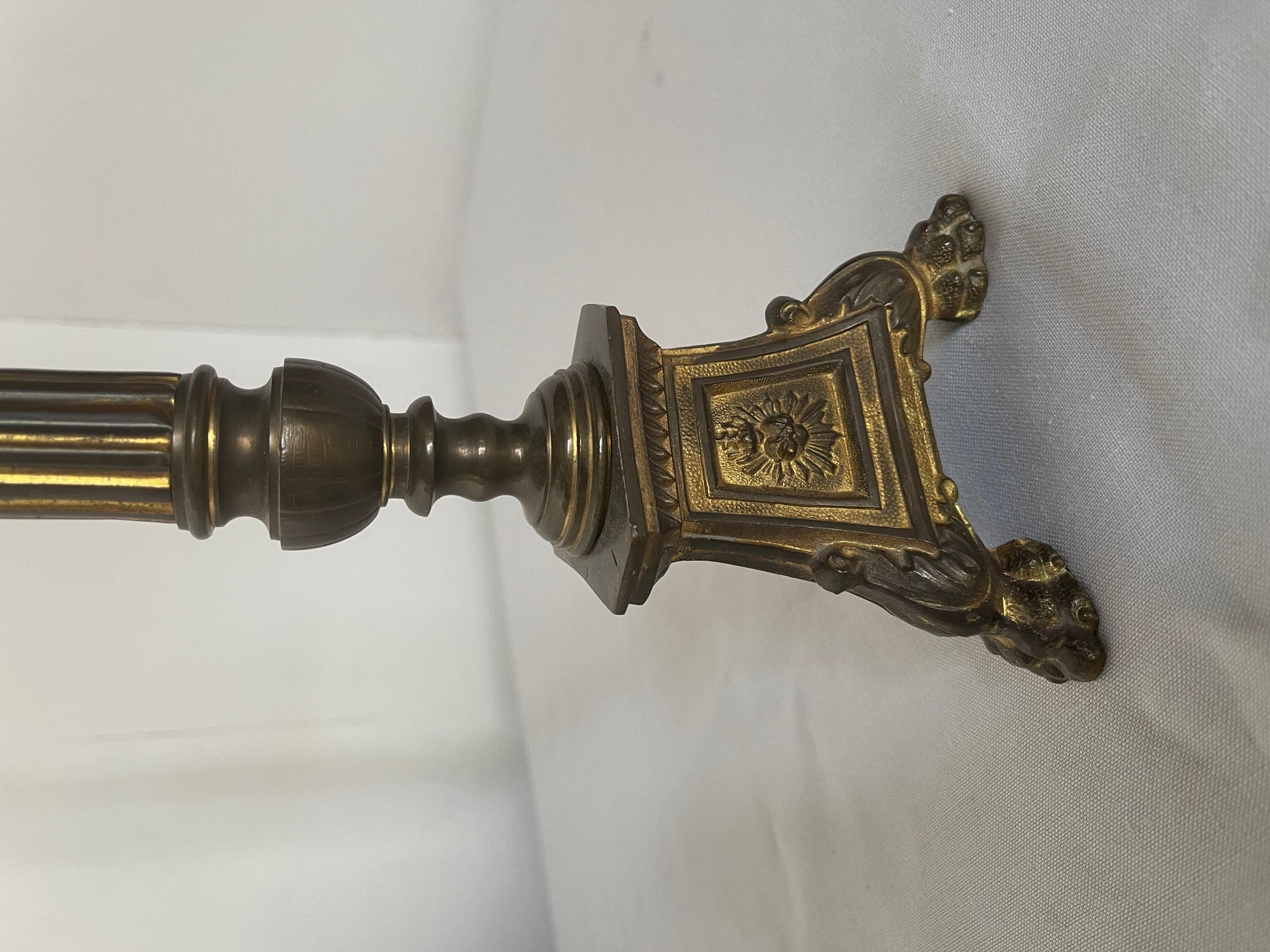 Coppia di candelieri italiani in ottone stile d'altare anni '70