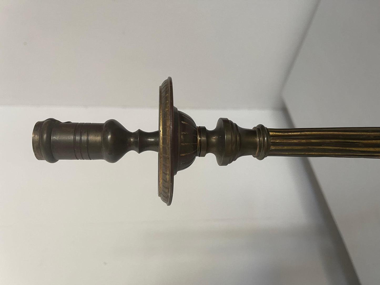 Coppia di candelieri italiani in ottone stile d'altare anni '70