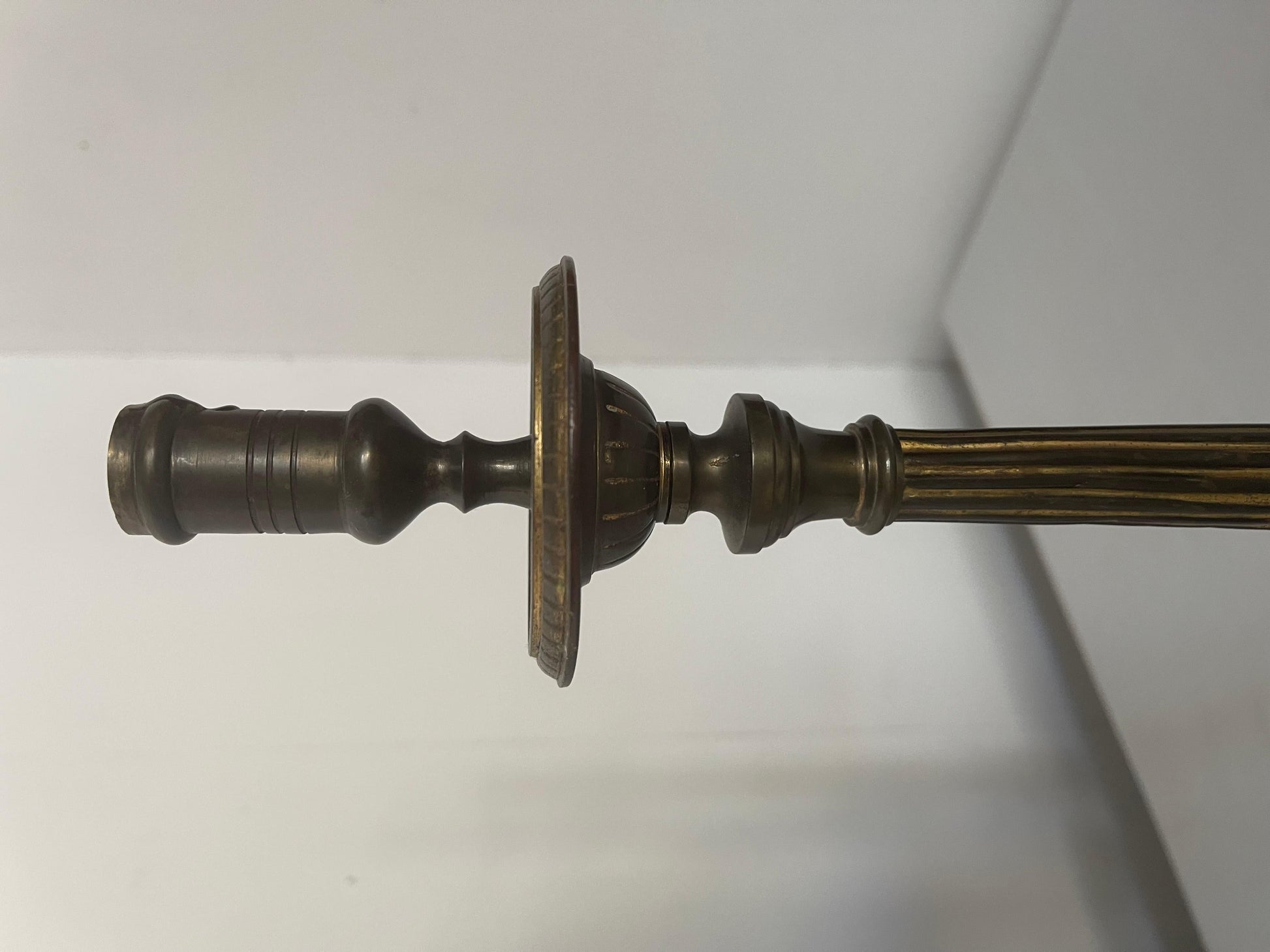 Coppia di candelieri italiani in ottone stile d'altare anni '70