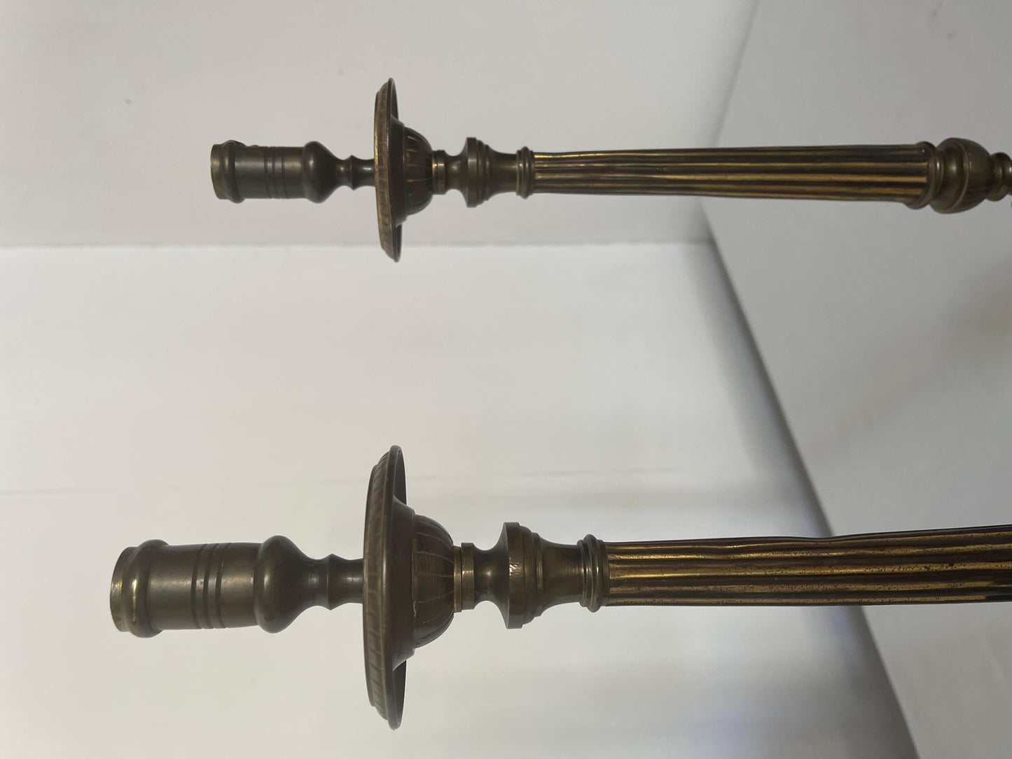 Coppia di candelieri italiani in ottone stile d'altare anni '70