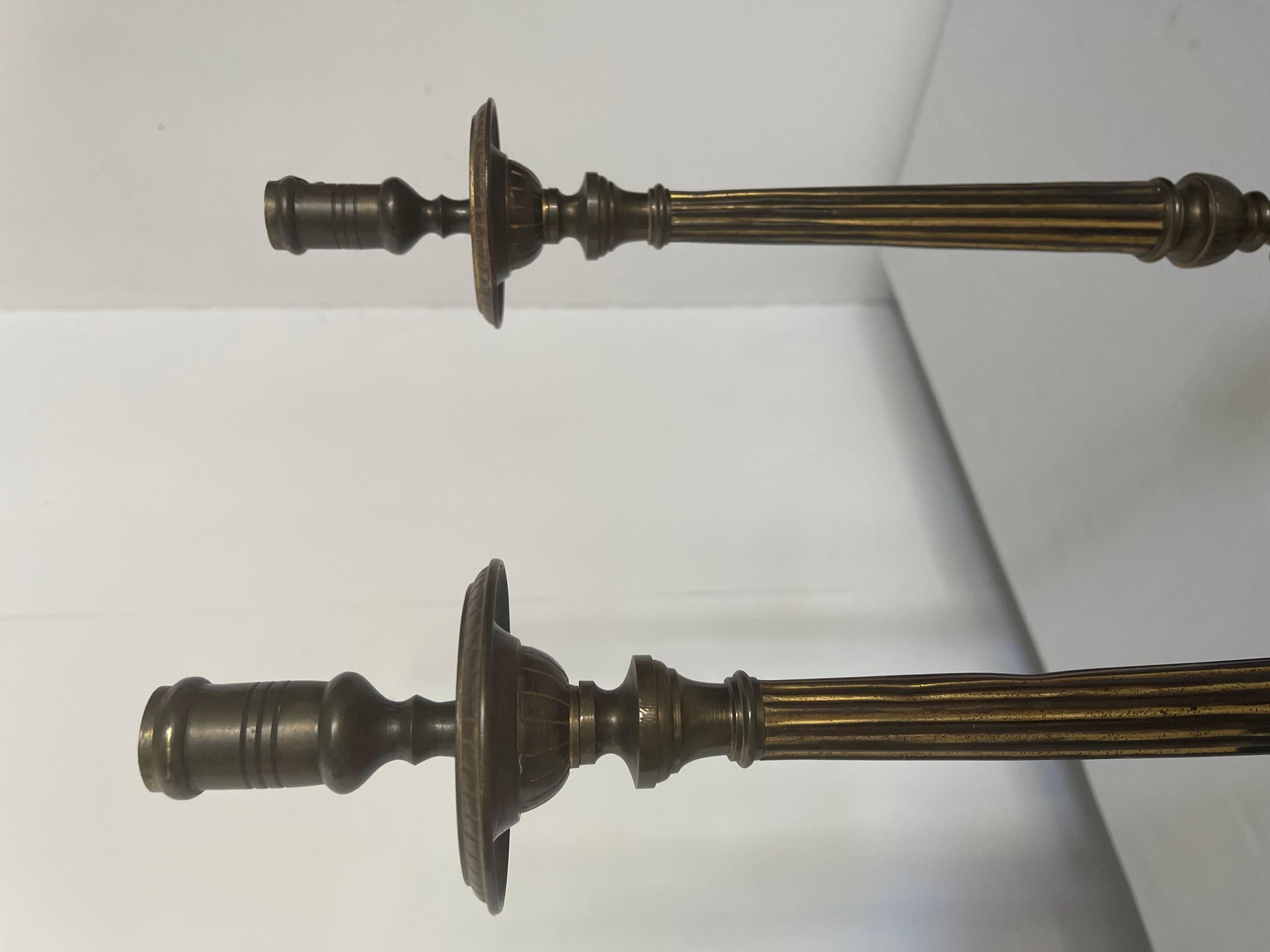 Coppia di candelieri italiani in ottone stile d'altare anni '70