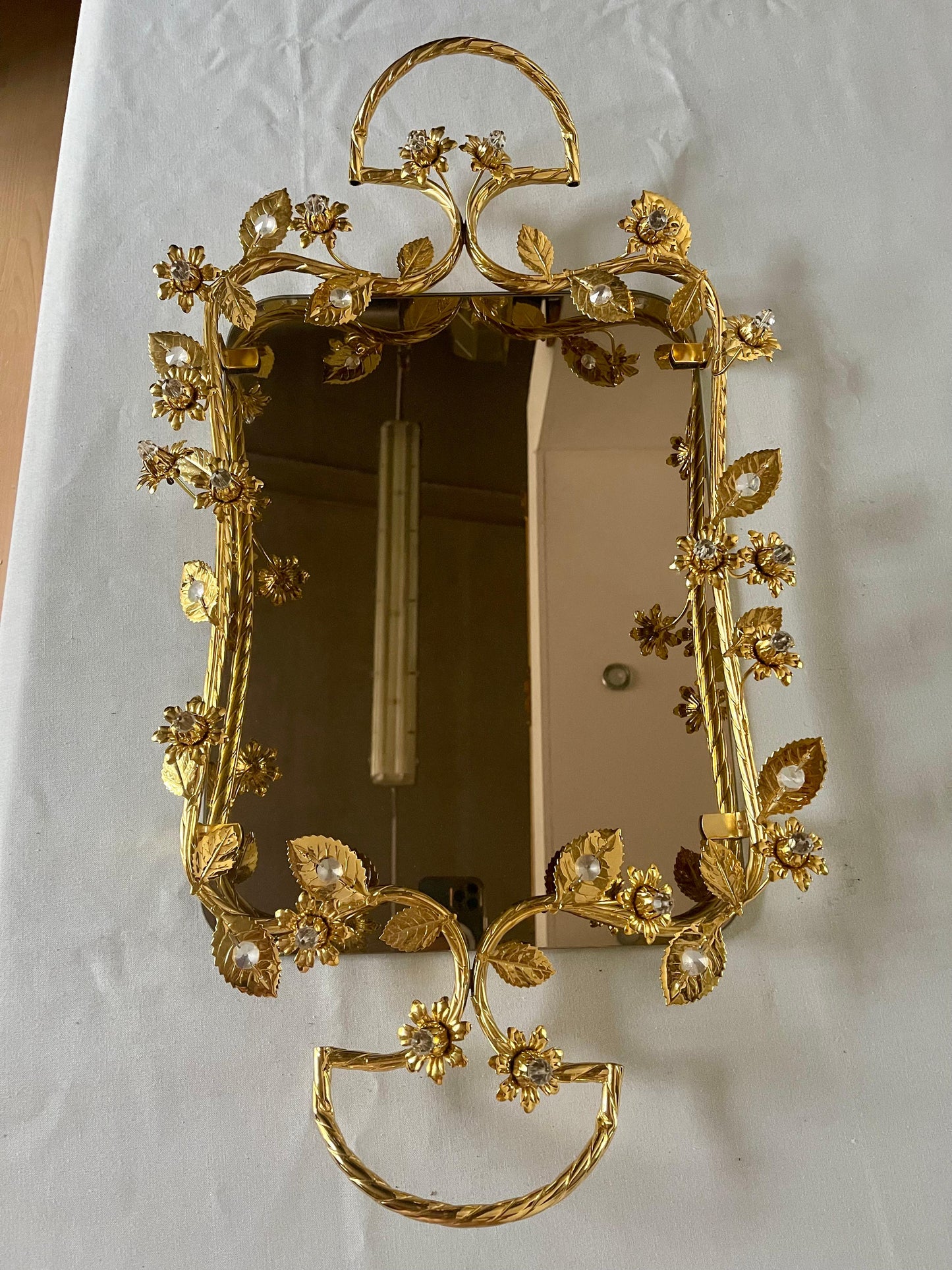 Vassoio di lusso in metallo dorato con finiture floreali e base a specchio