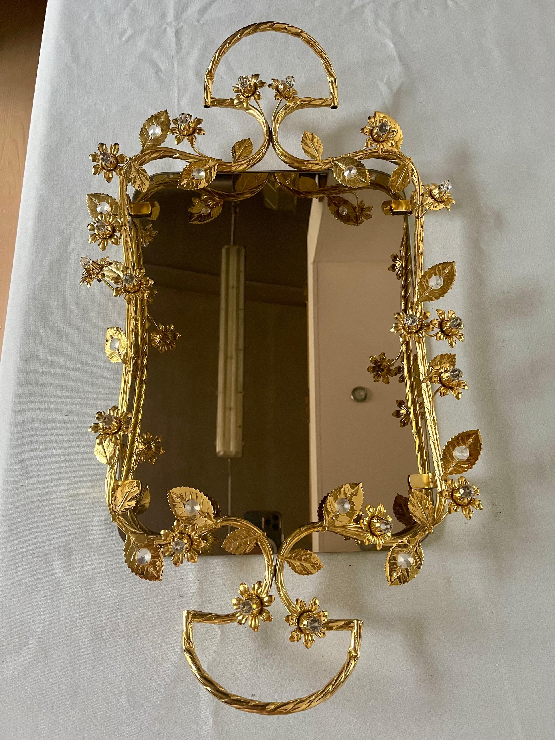 Vassoio di lusso in metallo dorato con finiture floreali e base a specchio