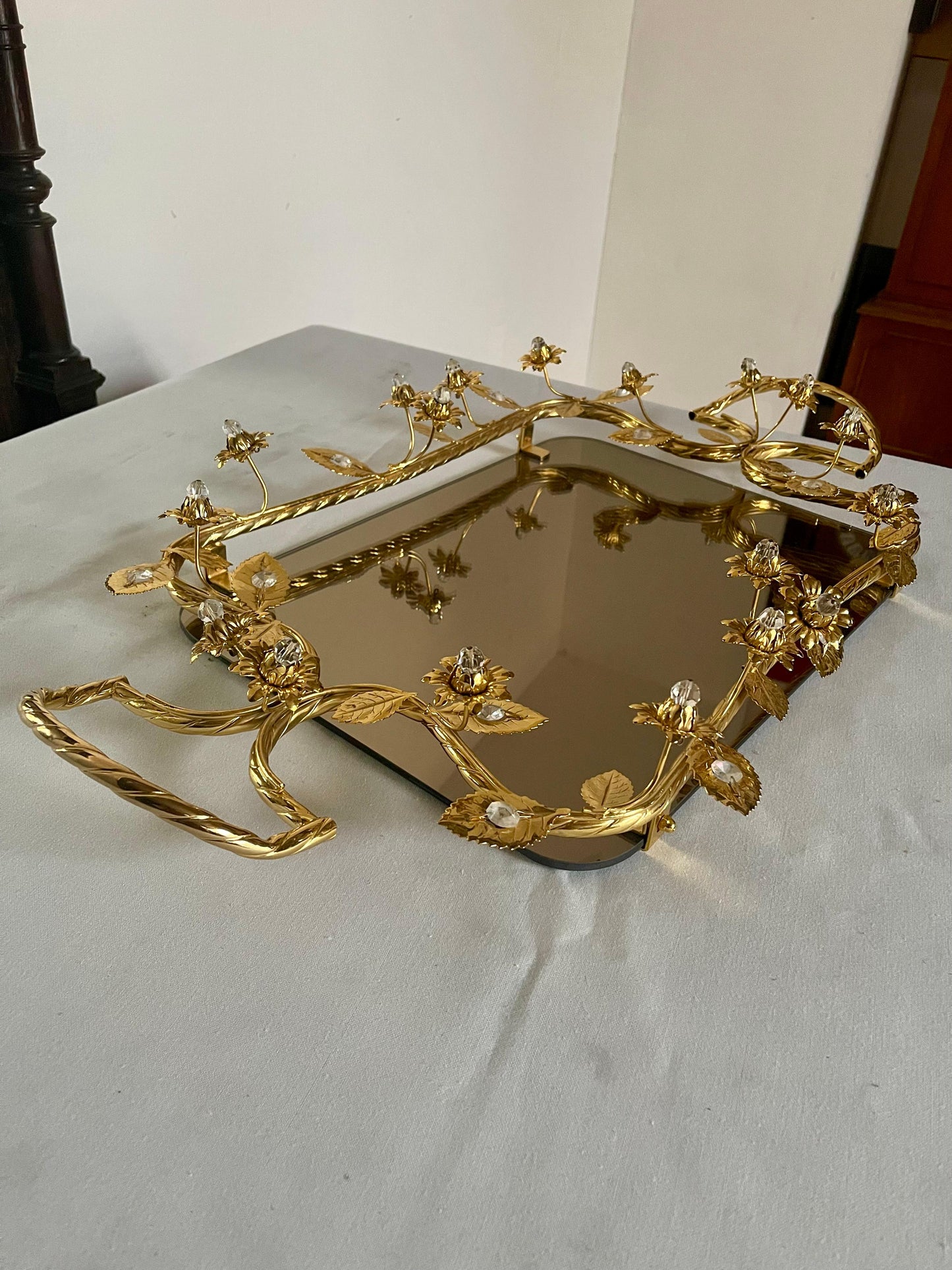 Vassoio di lusso in metallo dorato con finiture floreali e base a specchio