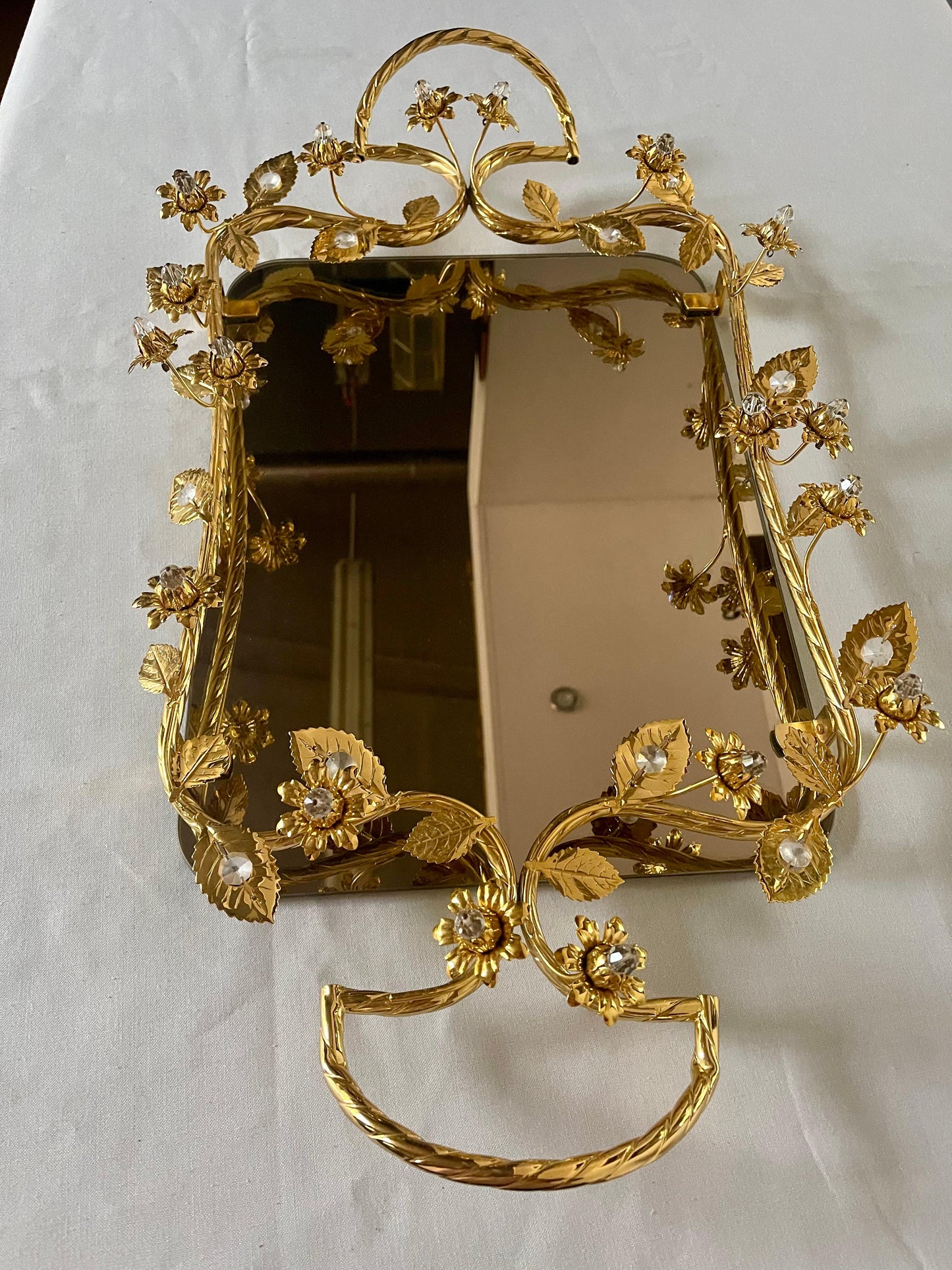 Vassoio di lusso in metallo dorato con finiture floreali e base a specchio