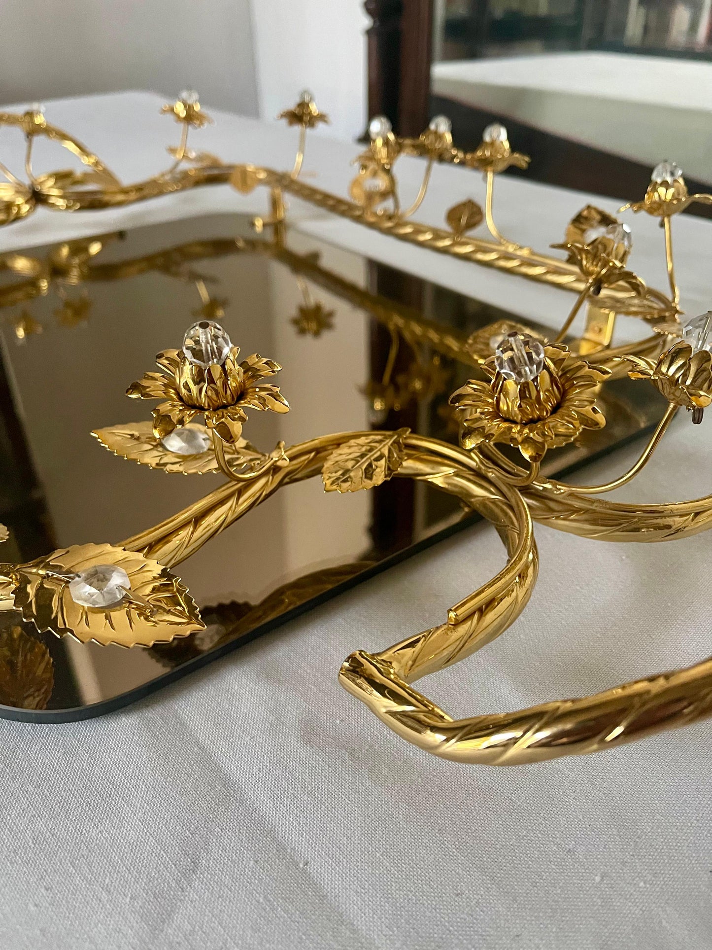 Vassoio di lusso in metallo dorato con finiture floreali e base a specchio