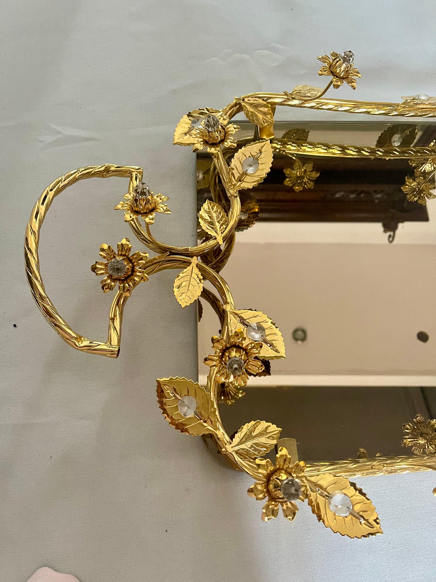 Vassoio di lusso in metallo dorato con finiture floreali e base a specchio