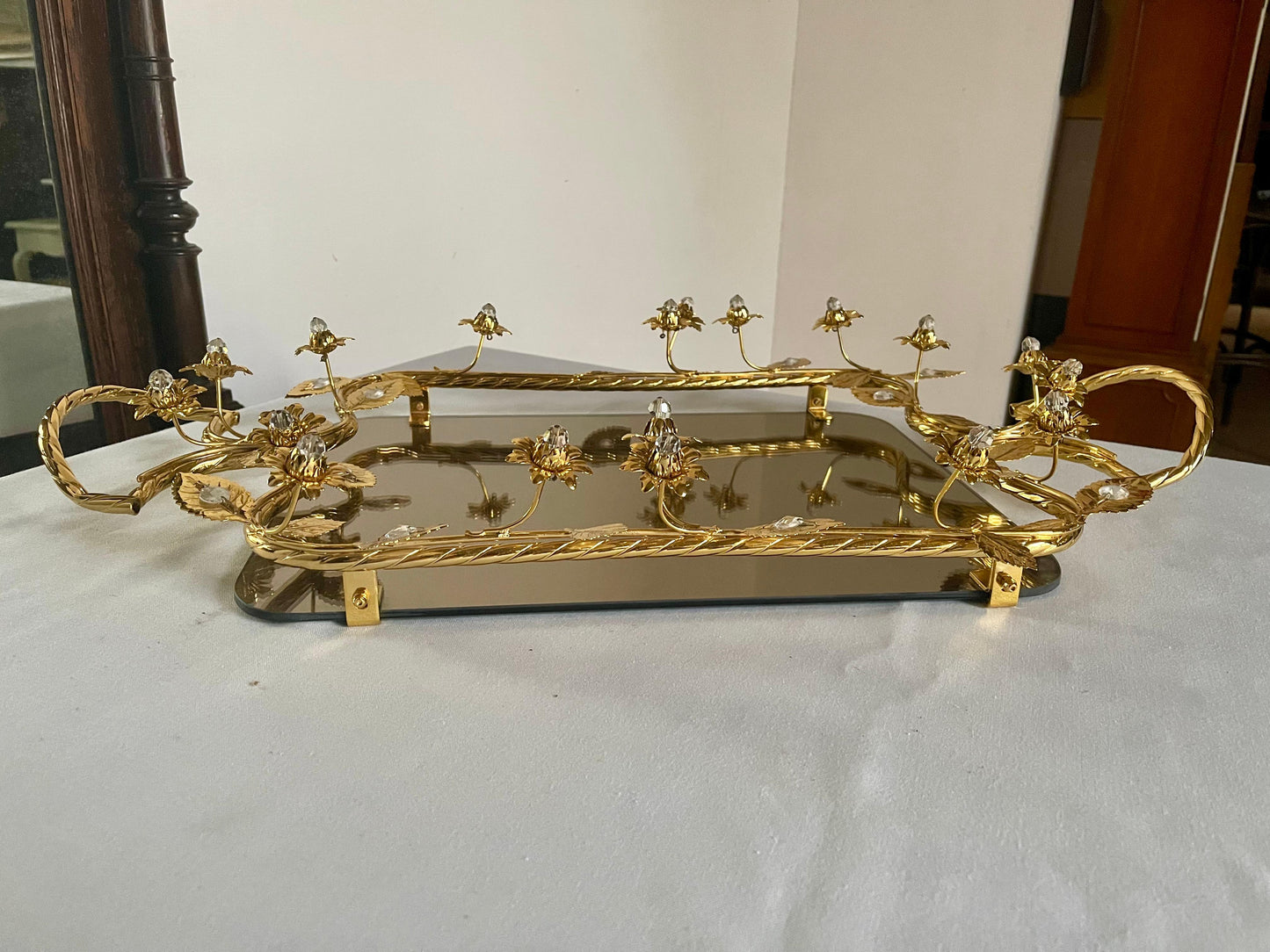 Vassoio di lusso in metallo dorato con finiture floreali e base a specchio