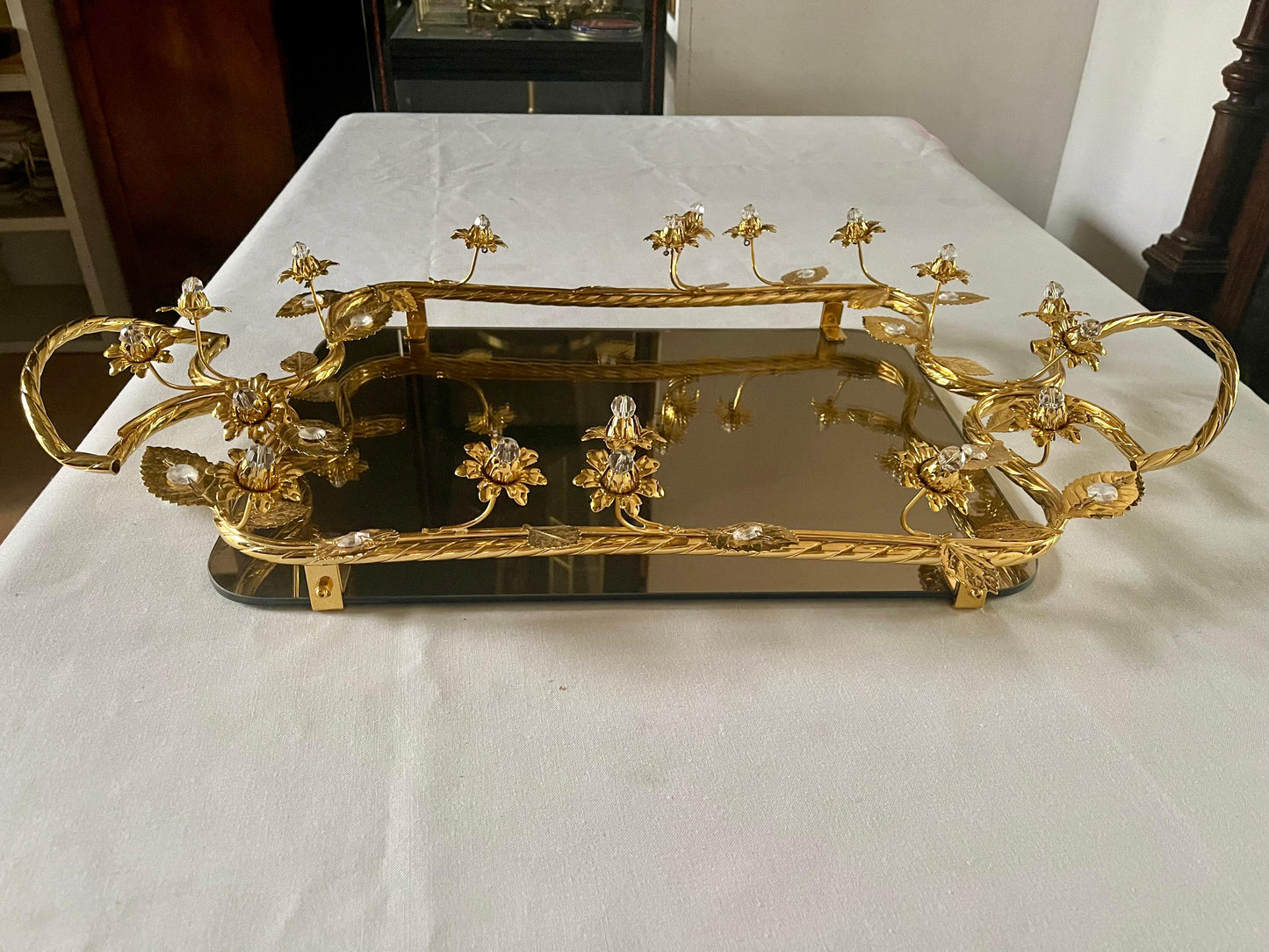 Vassoio di lusso in metallo dorato con finiture floreali e base a specchio