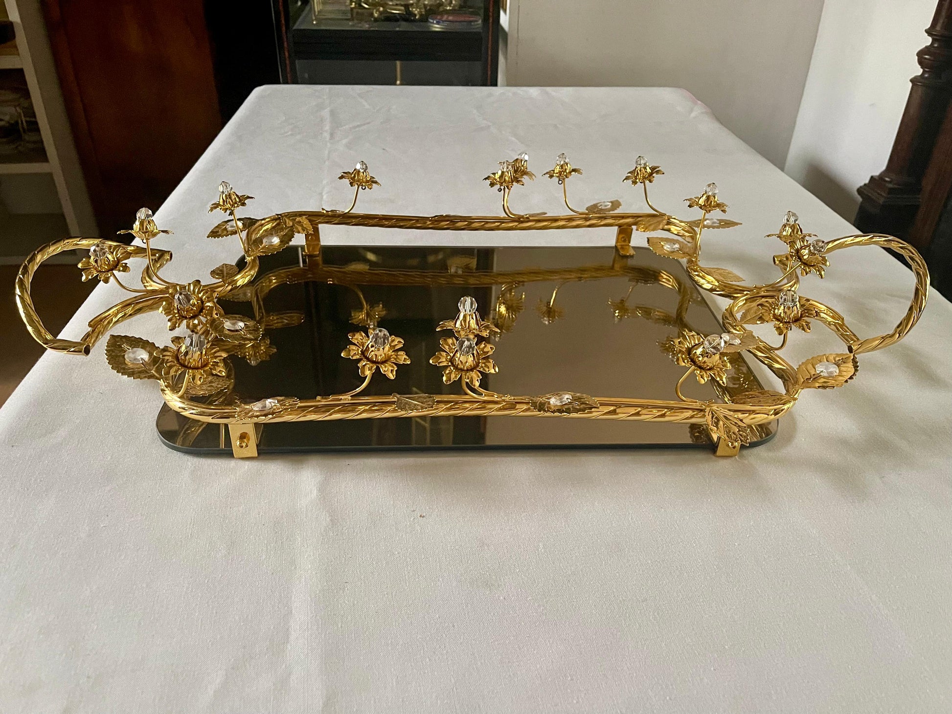 Vassoio di lusso in metallo dorato con finiture floreali e base a specchio