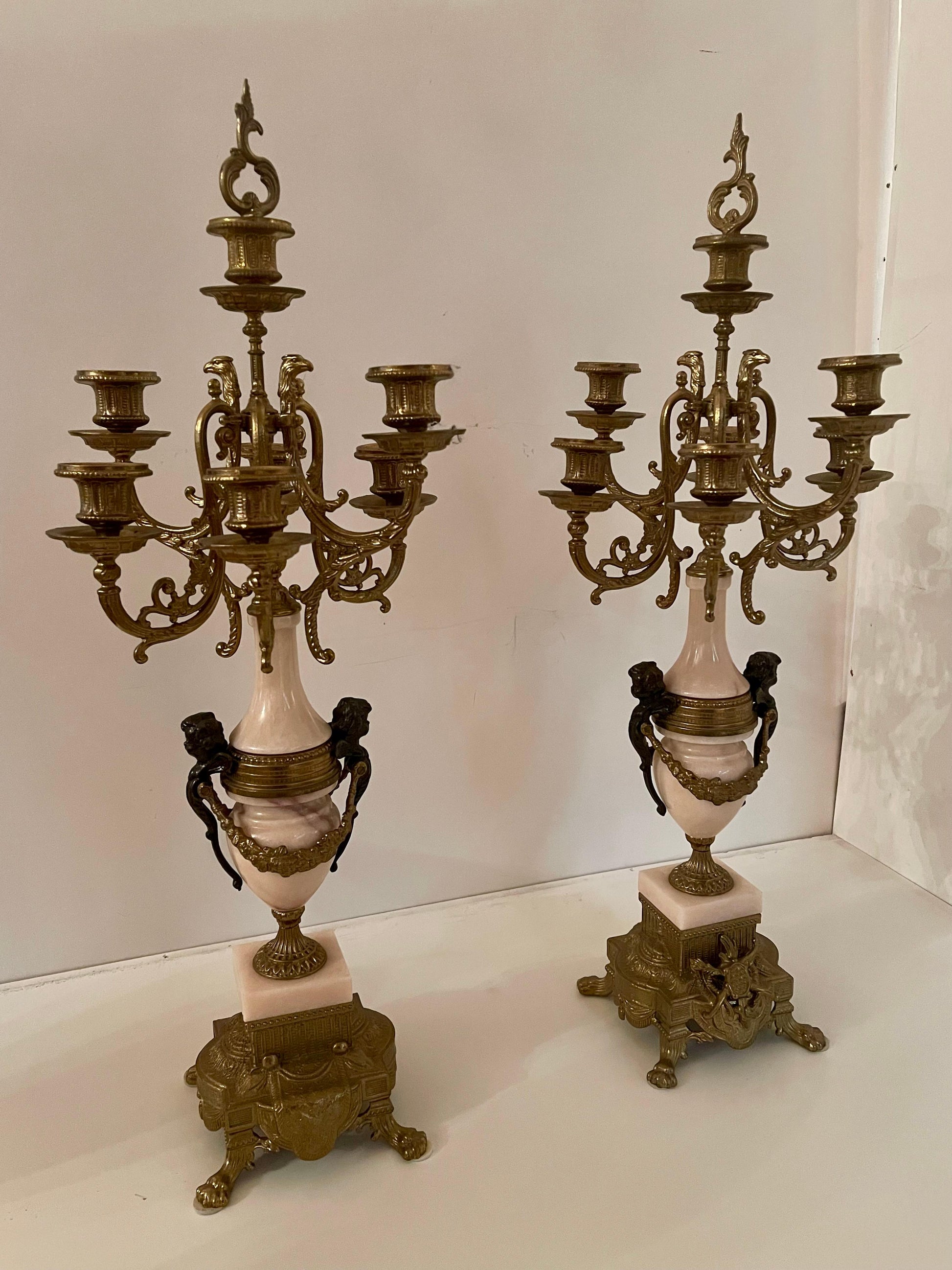 Coppia di candelieri in bronzo e marmo, stile francese, XX secolo