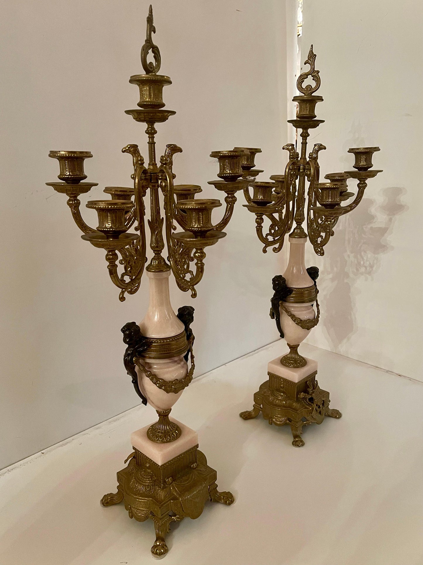 Coppia di candelieri in bronzo e marmo, stile francese, XX secolo