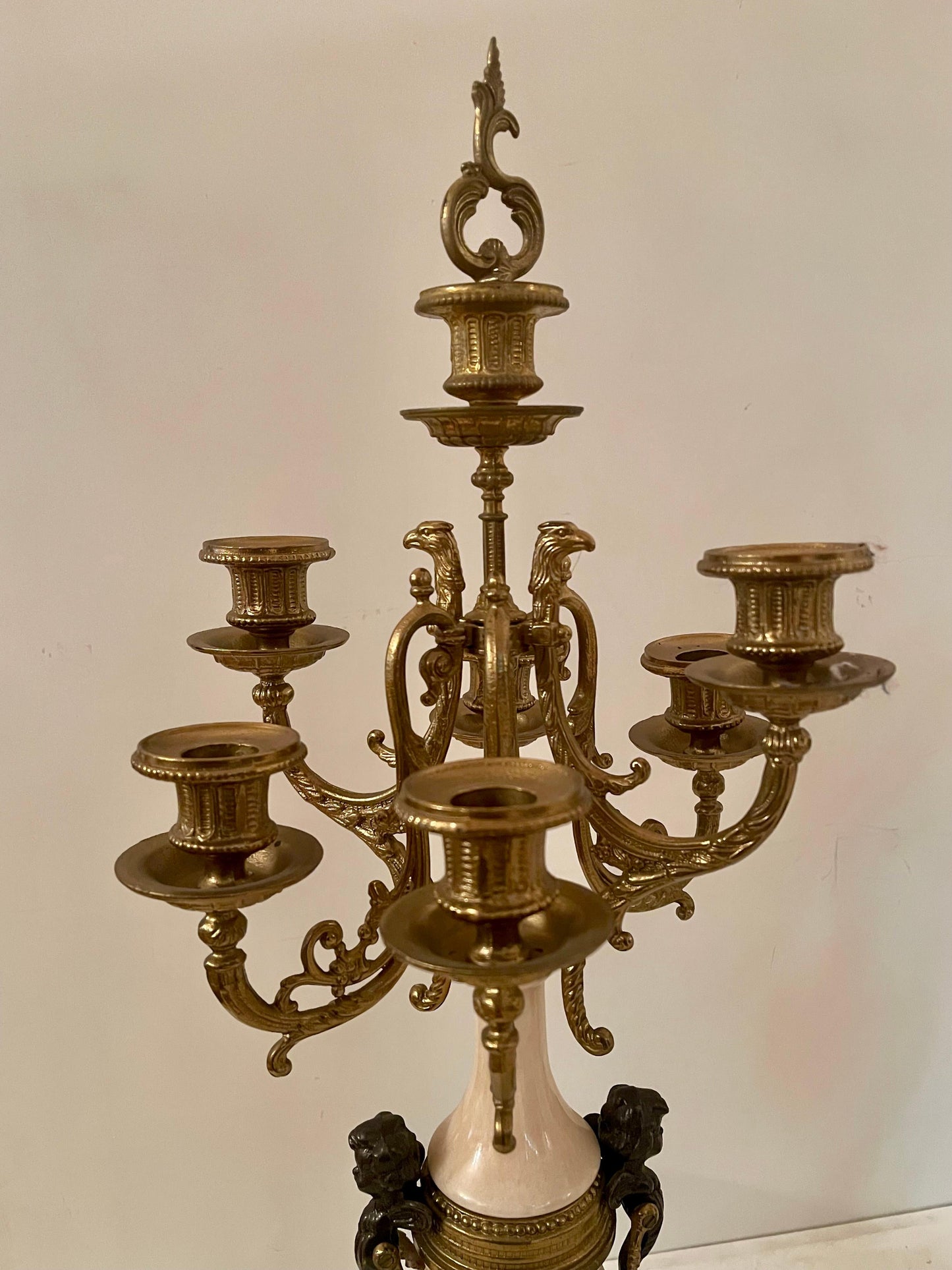 Coppia di candelieri in bronzo e marmo, stile francese, XX secolo