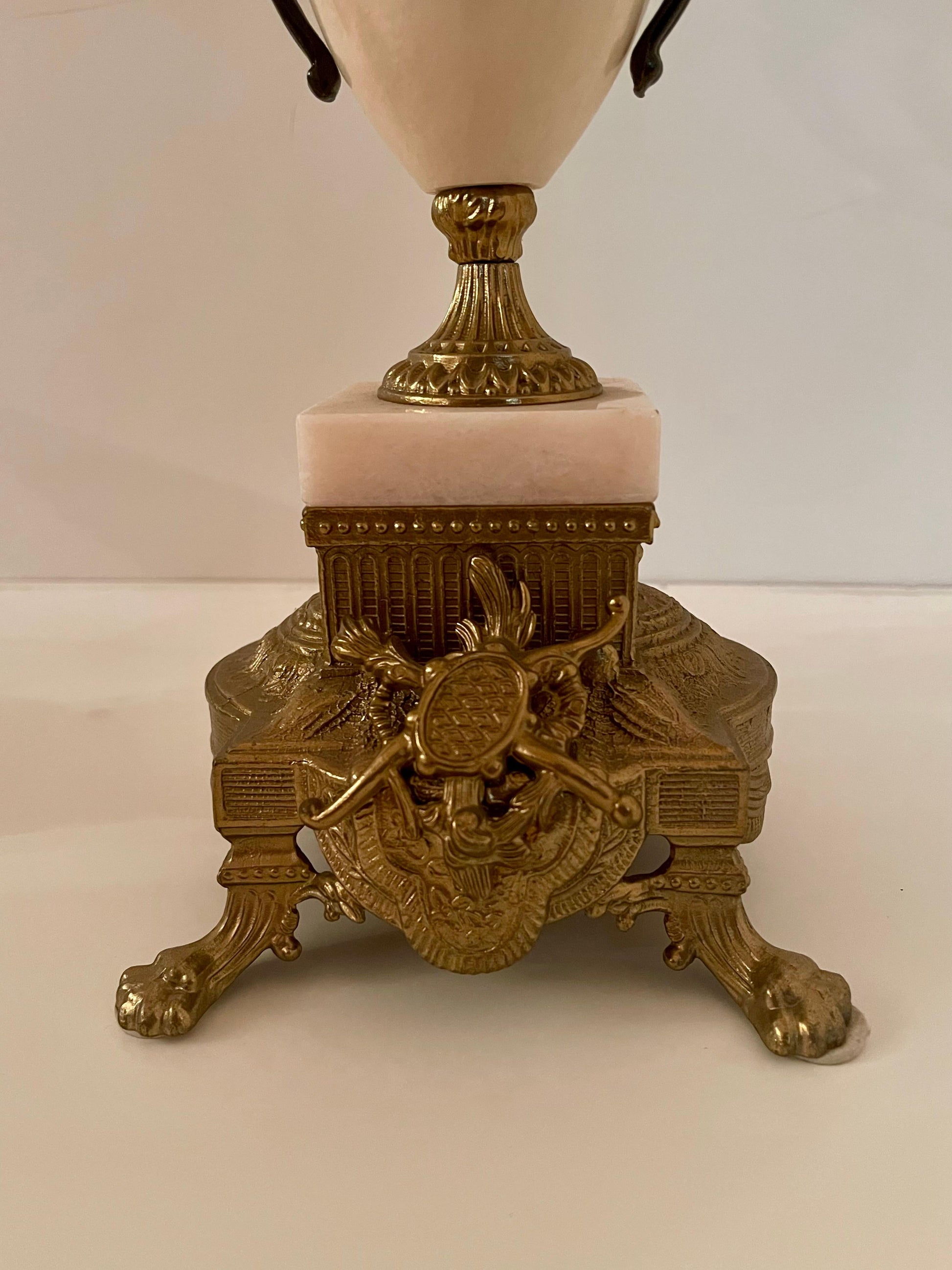 Coppia di candelieri in bronzo e marmo, stile francese, XX secolo