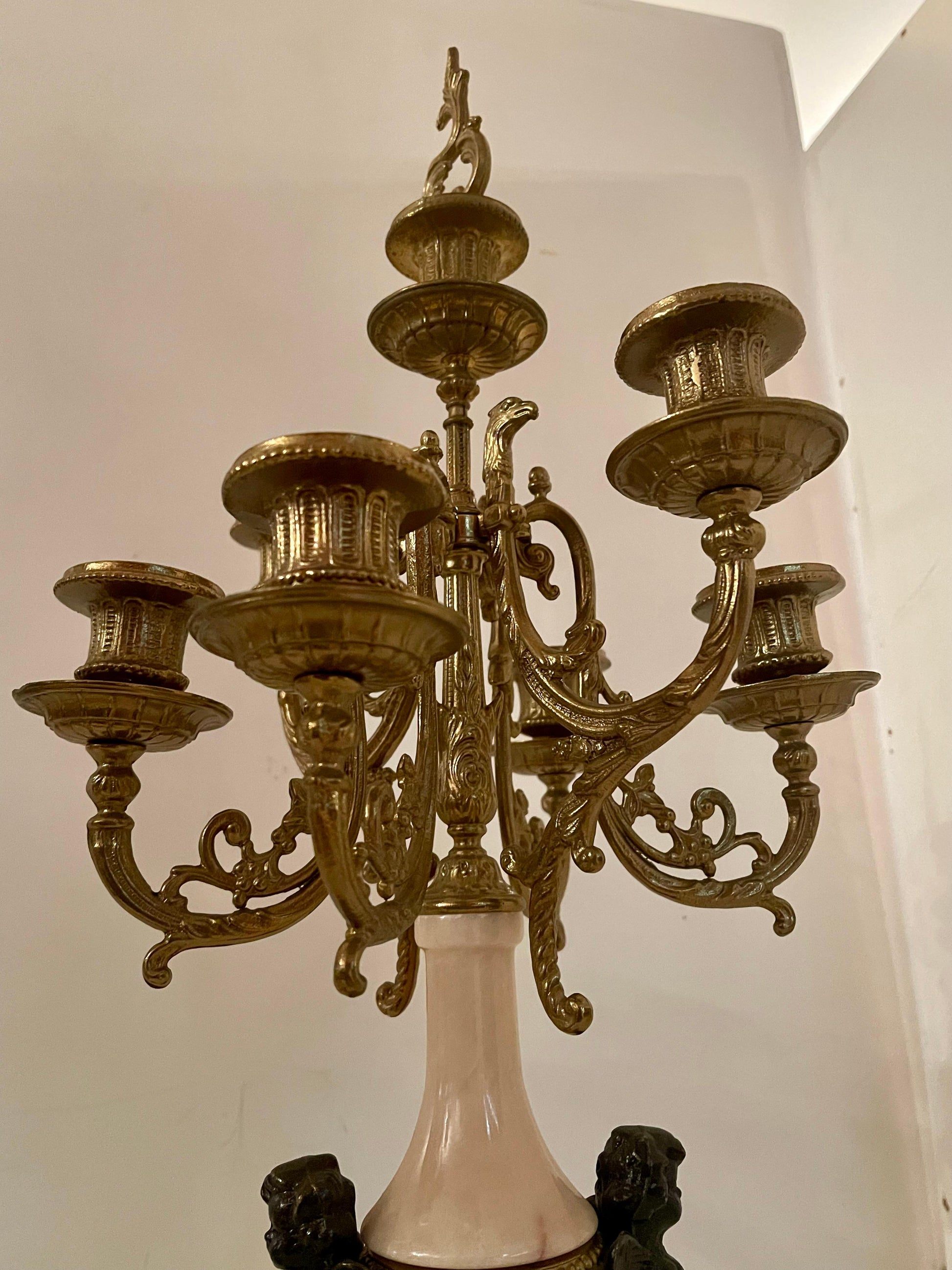 Coppia di candelieri in bronzo e marmo, stile francese, XX secolo