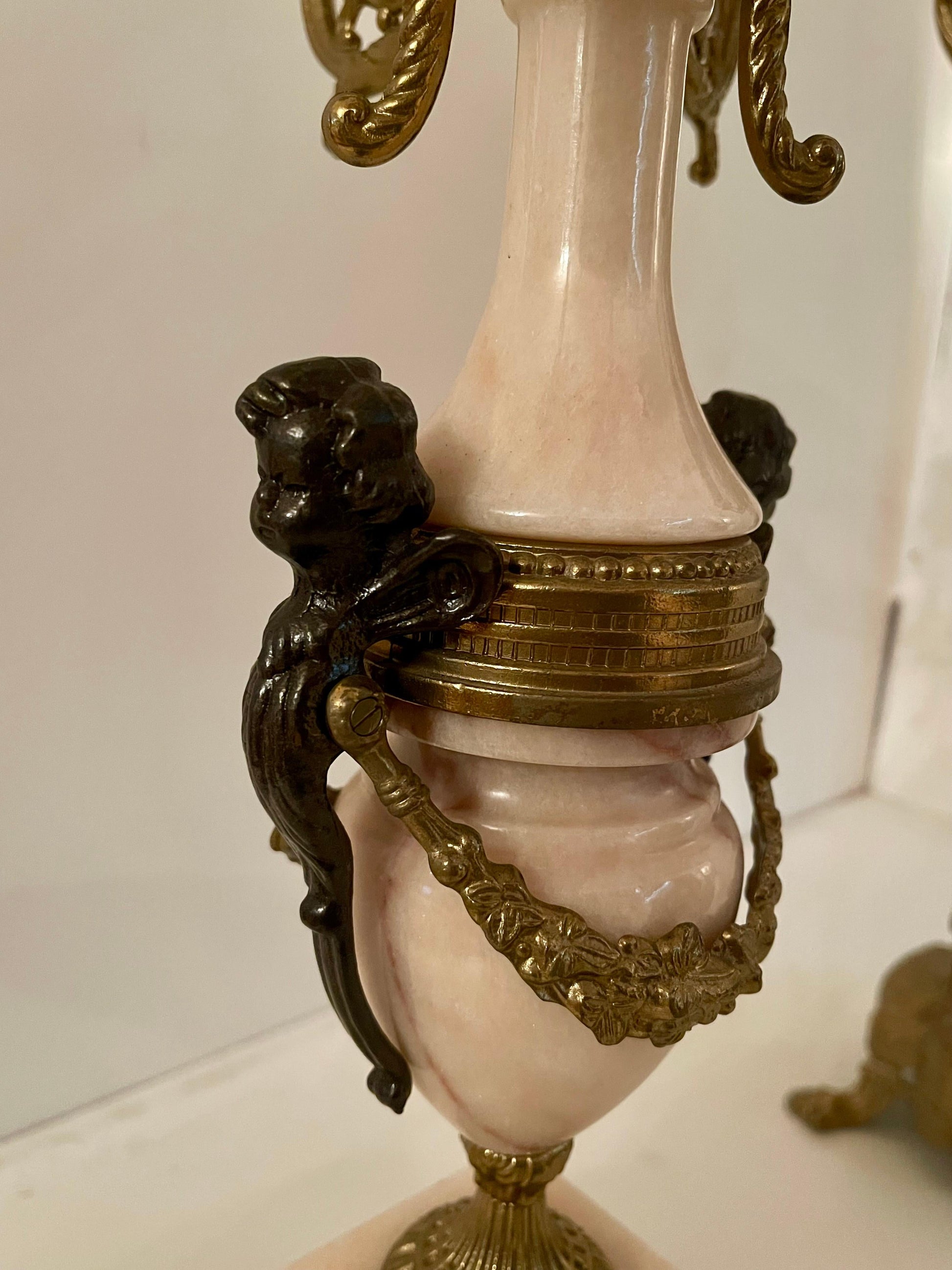 Coppia di candelieri in bronzo e marmo, stile francese, XX secolo