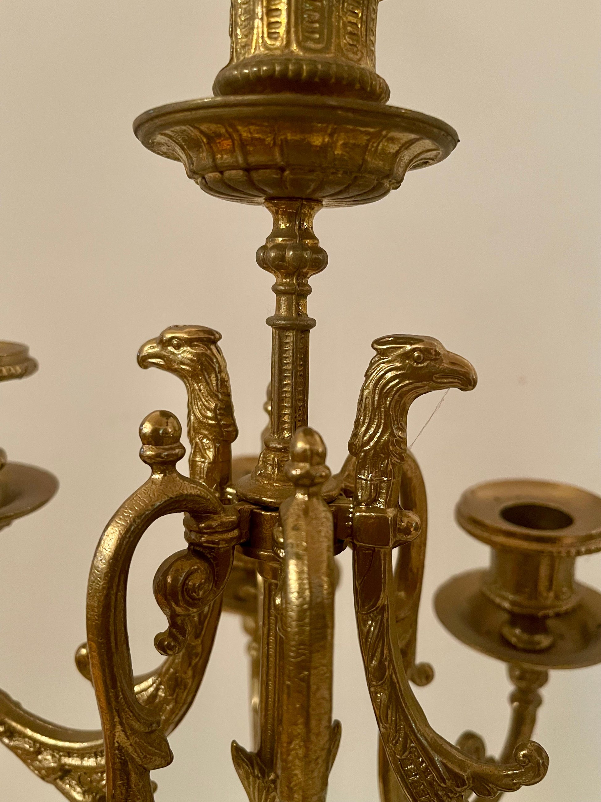 Coppia di candelieri in bronzo e marmo, stile francese, XX secolo