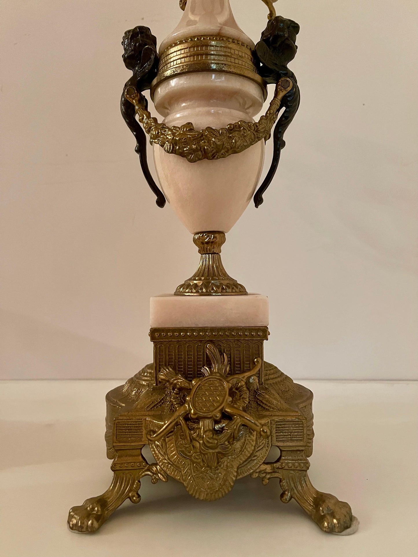 Coppia di candelieri in bronzo e marmo, stile francese, XX secolo