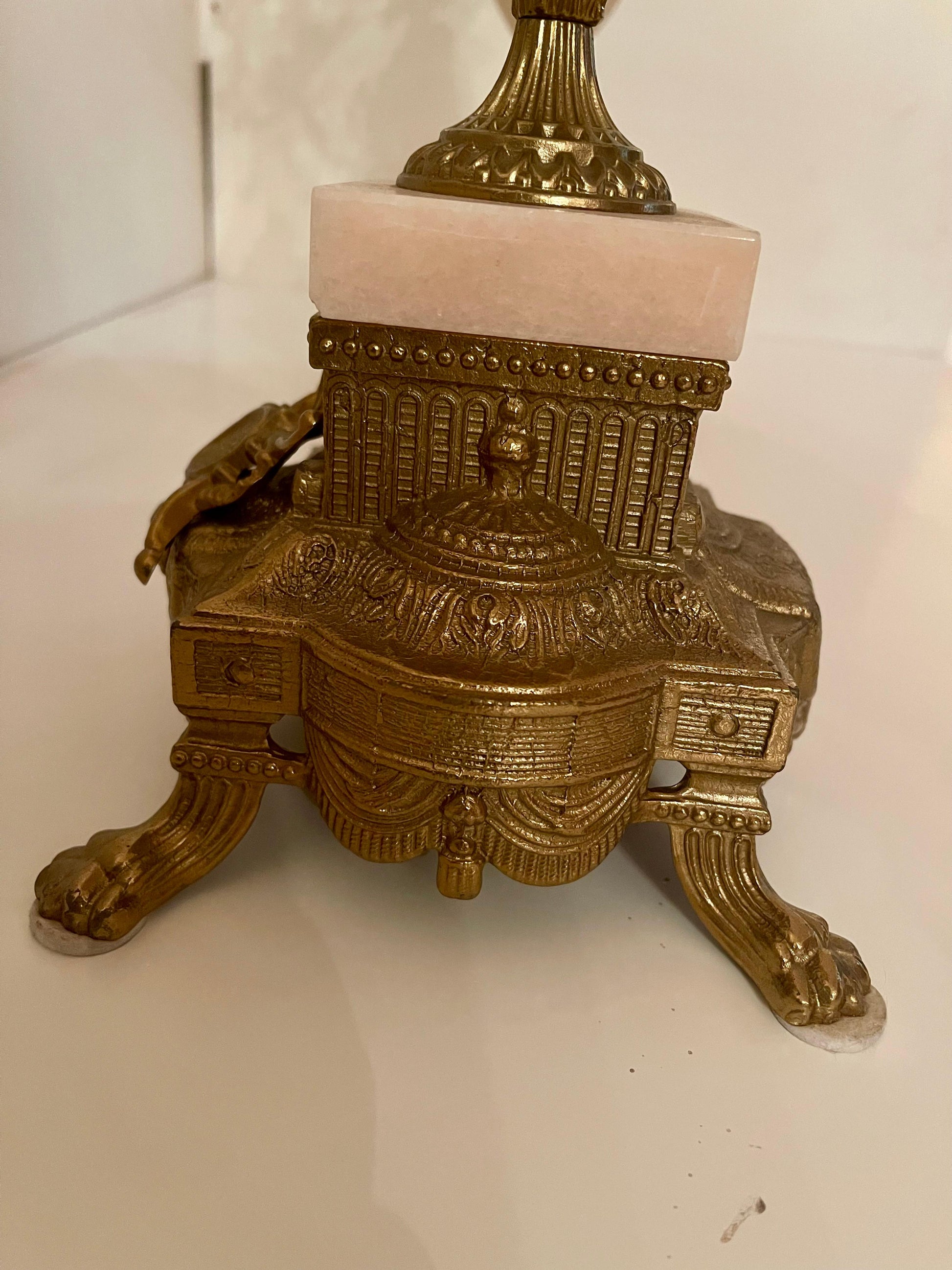 Coppia di candelieri in bronzo e marmo, stile francese, XX secolo