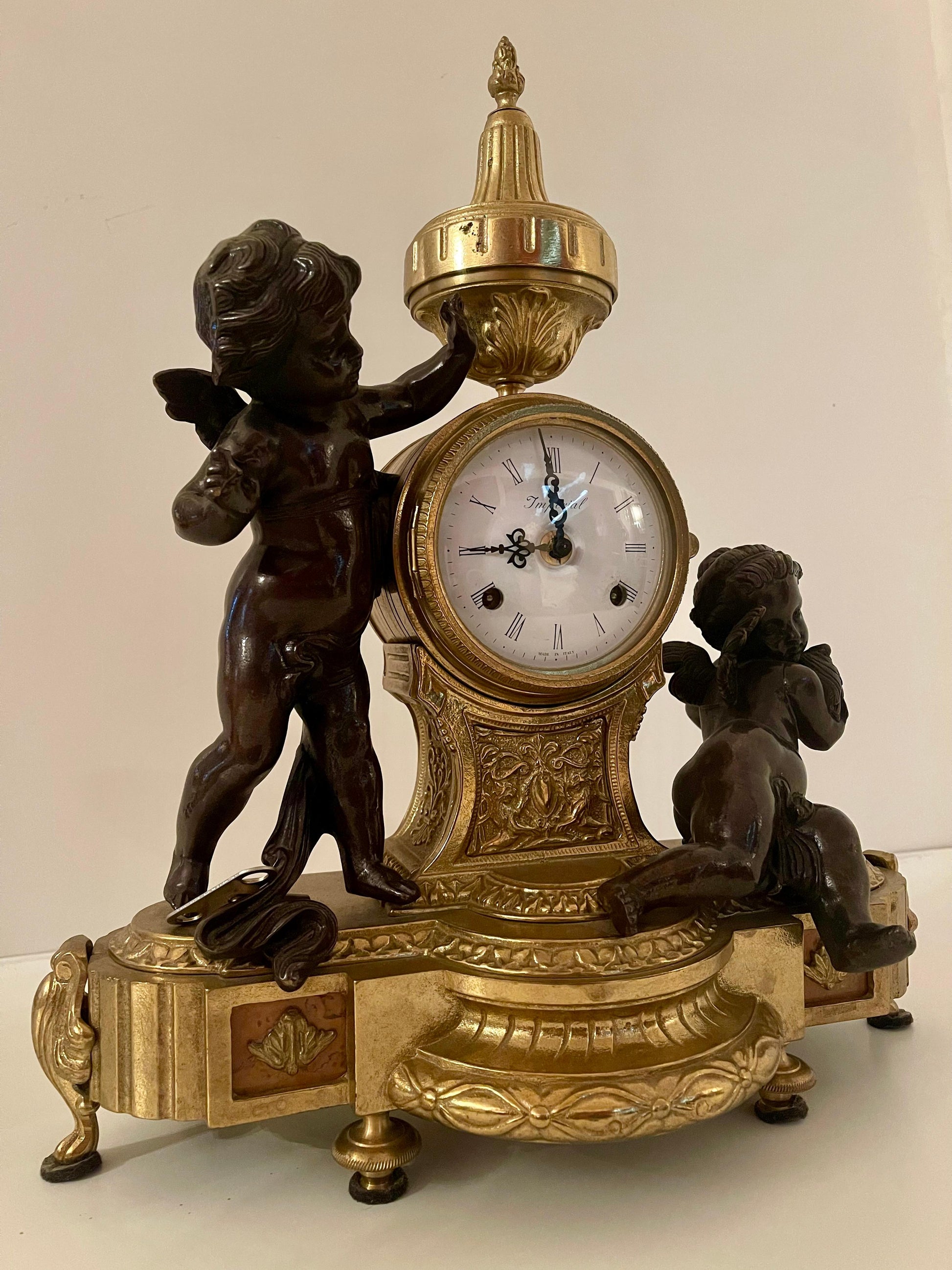 Orologio classico italiano meccanico in bronzo con due putti anni '70