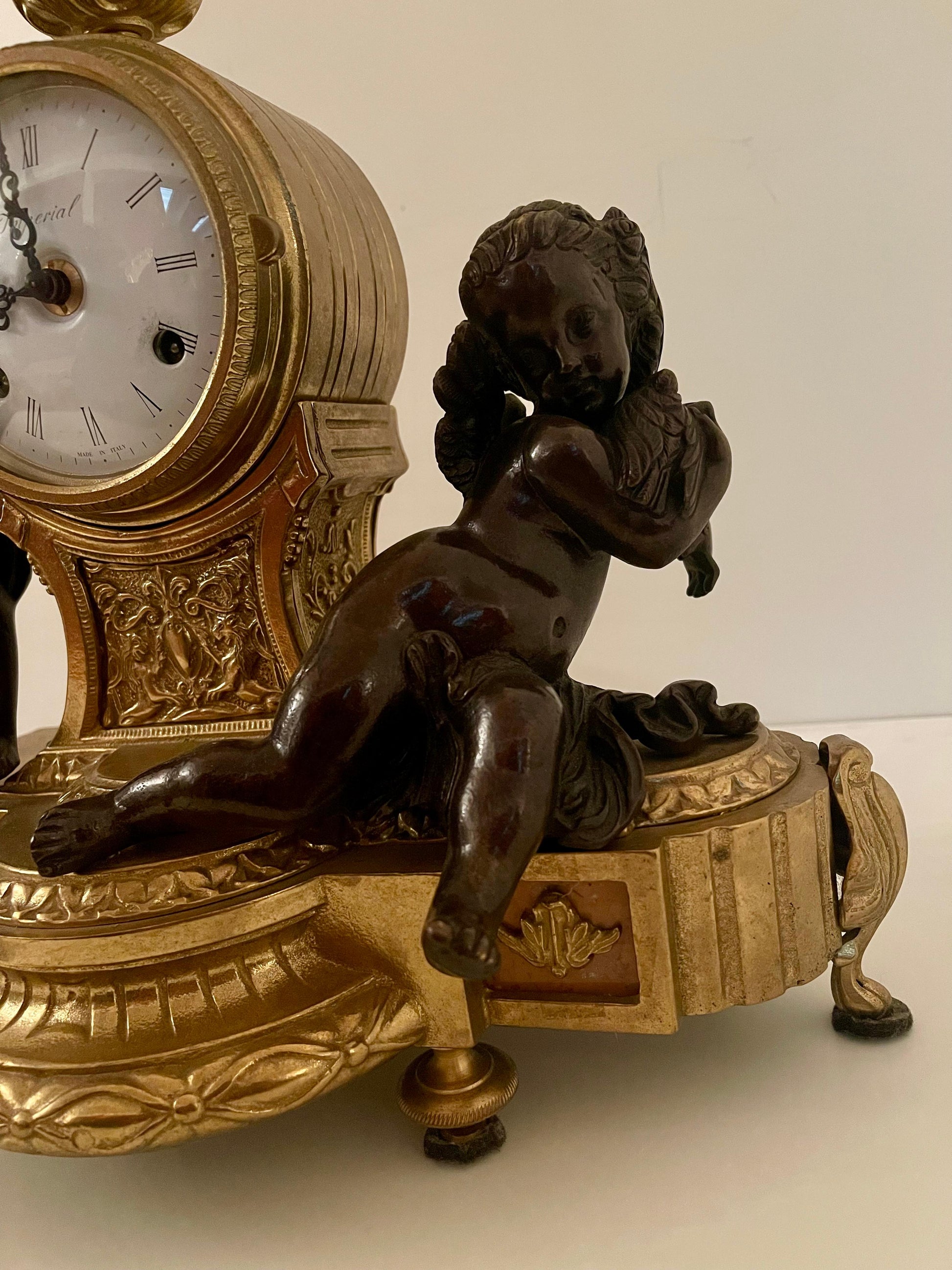 Orologio classico italiano meccanico in bronzo con due putti anni '70