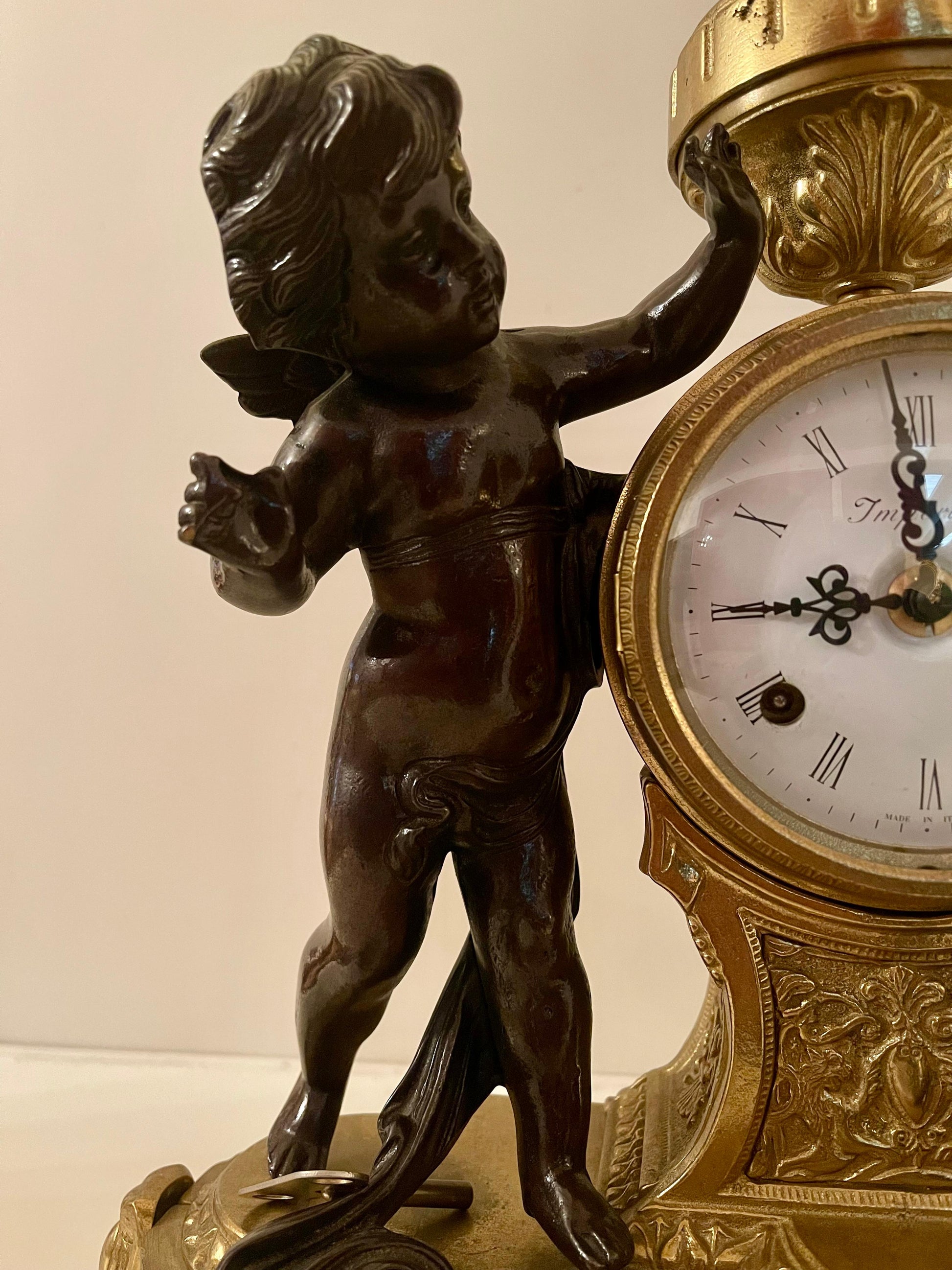 Orologio classico italiano meccanico in bronzo con due putti anni '70