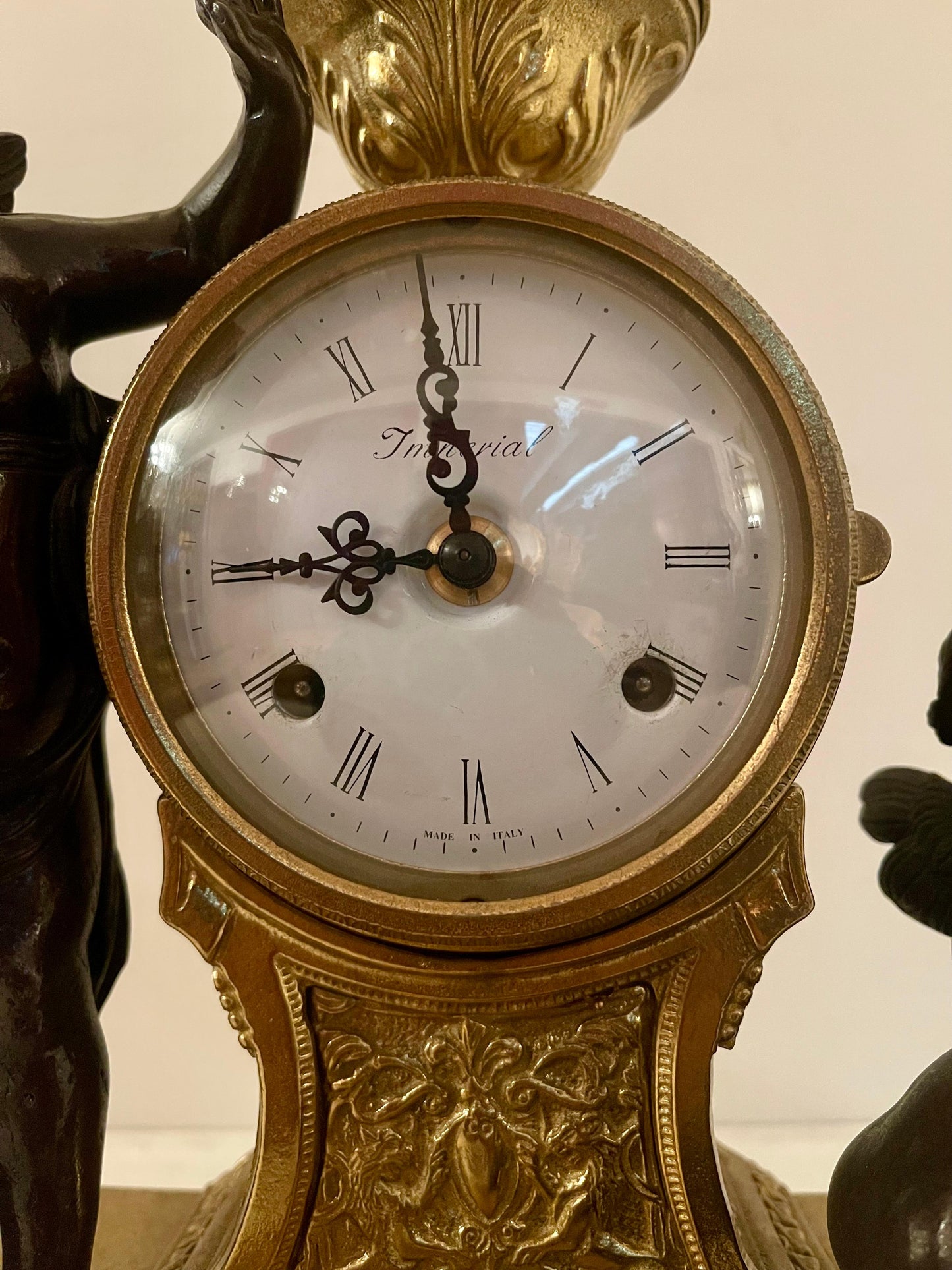 Orologio classico italiano meccanico in bronzo con due putti anni '70