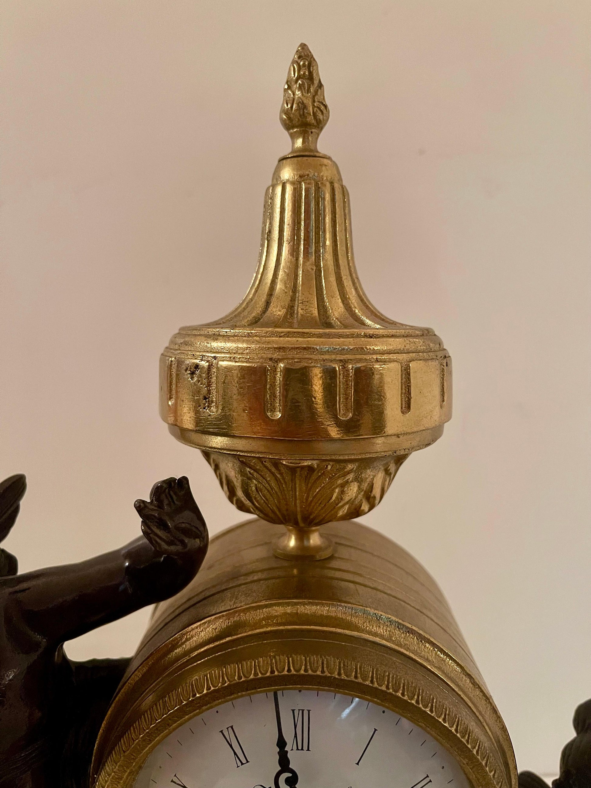 Orologio classico italiano meccanico in bronzo con due putti anni '70