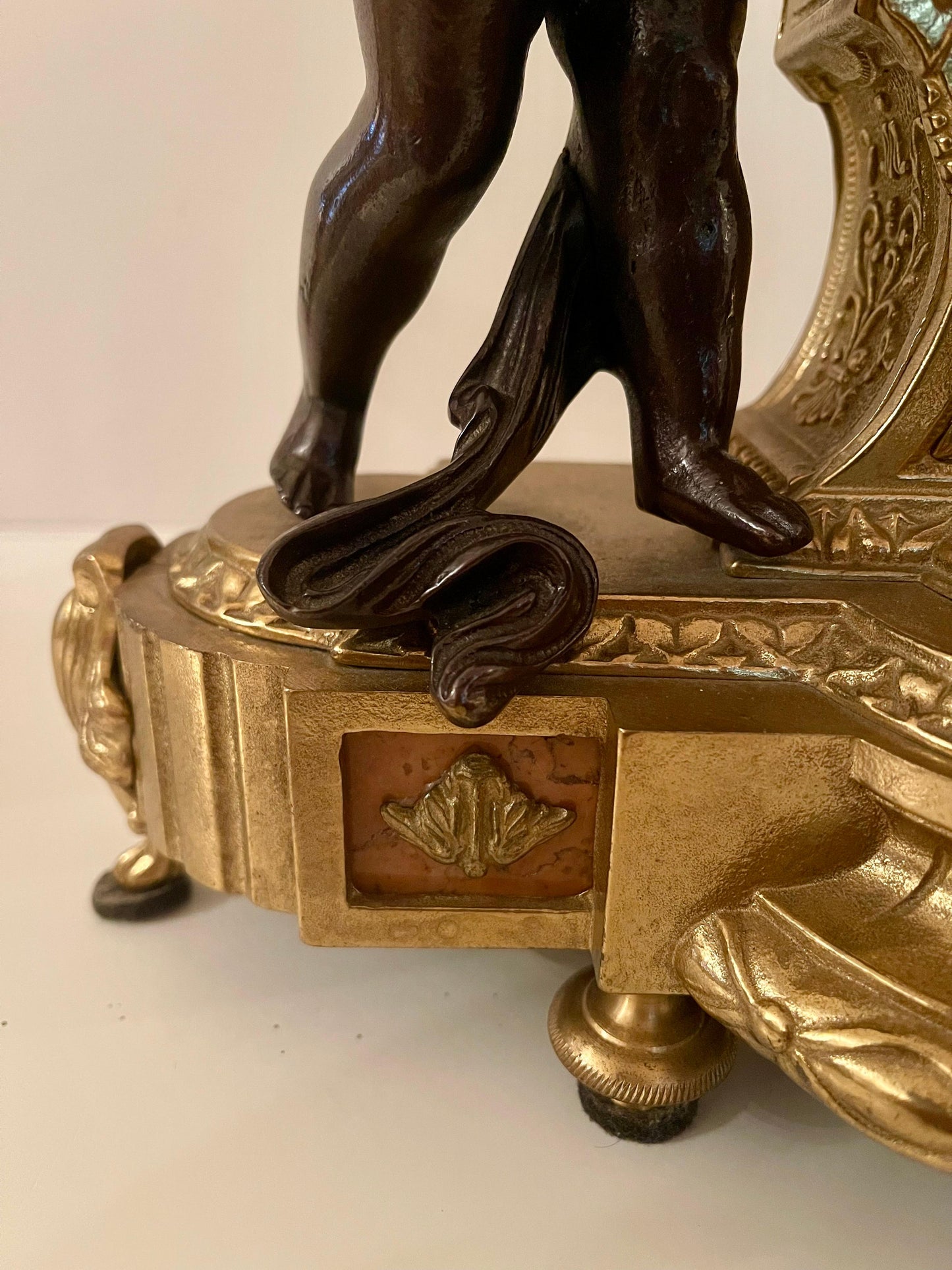 Orologio classico italiano meccanico in bronzo con due putti anni '70