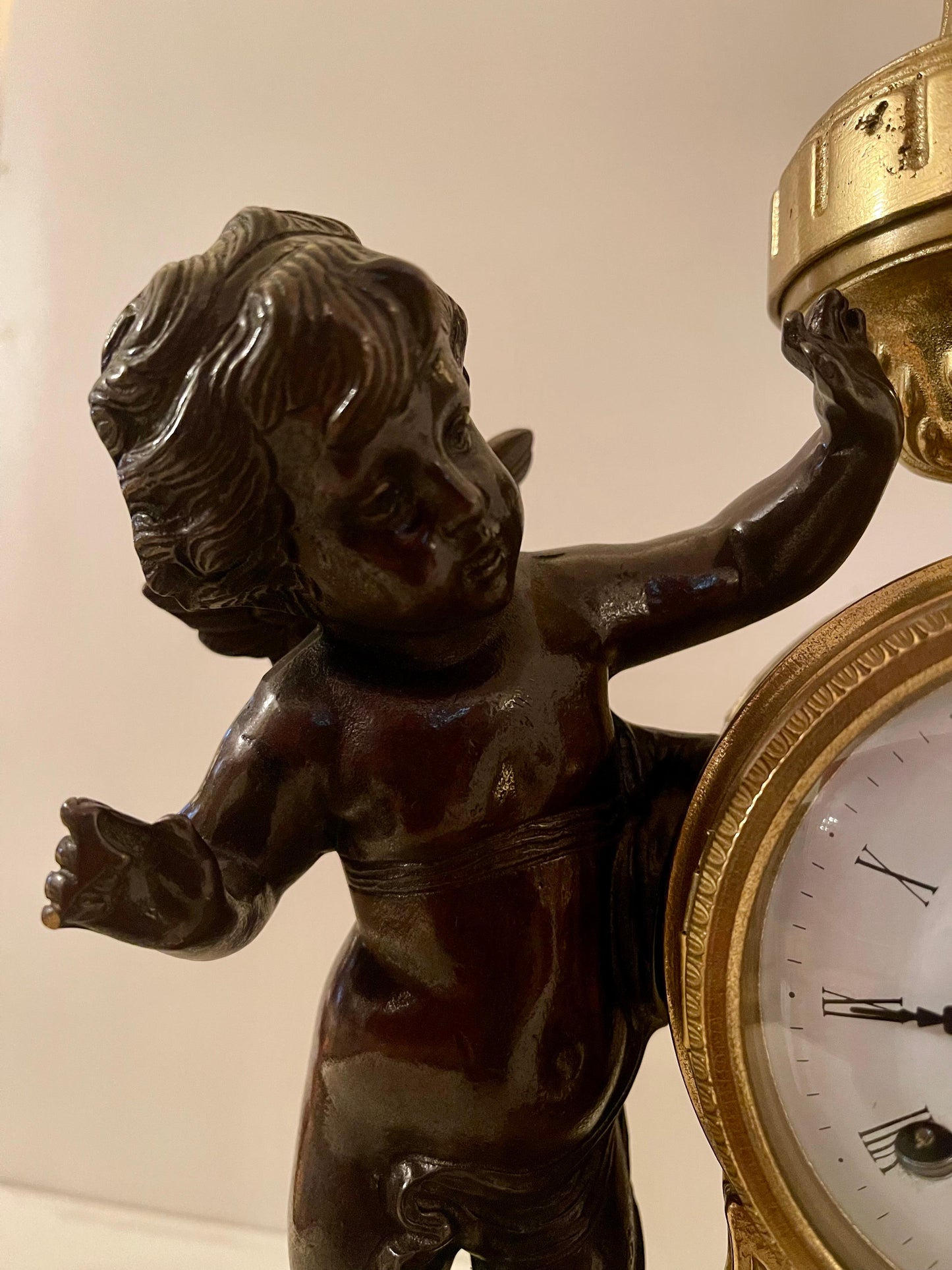 Orologio classico italiano meccanico in bronzo con due putti anni '70